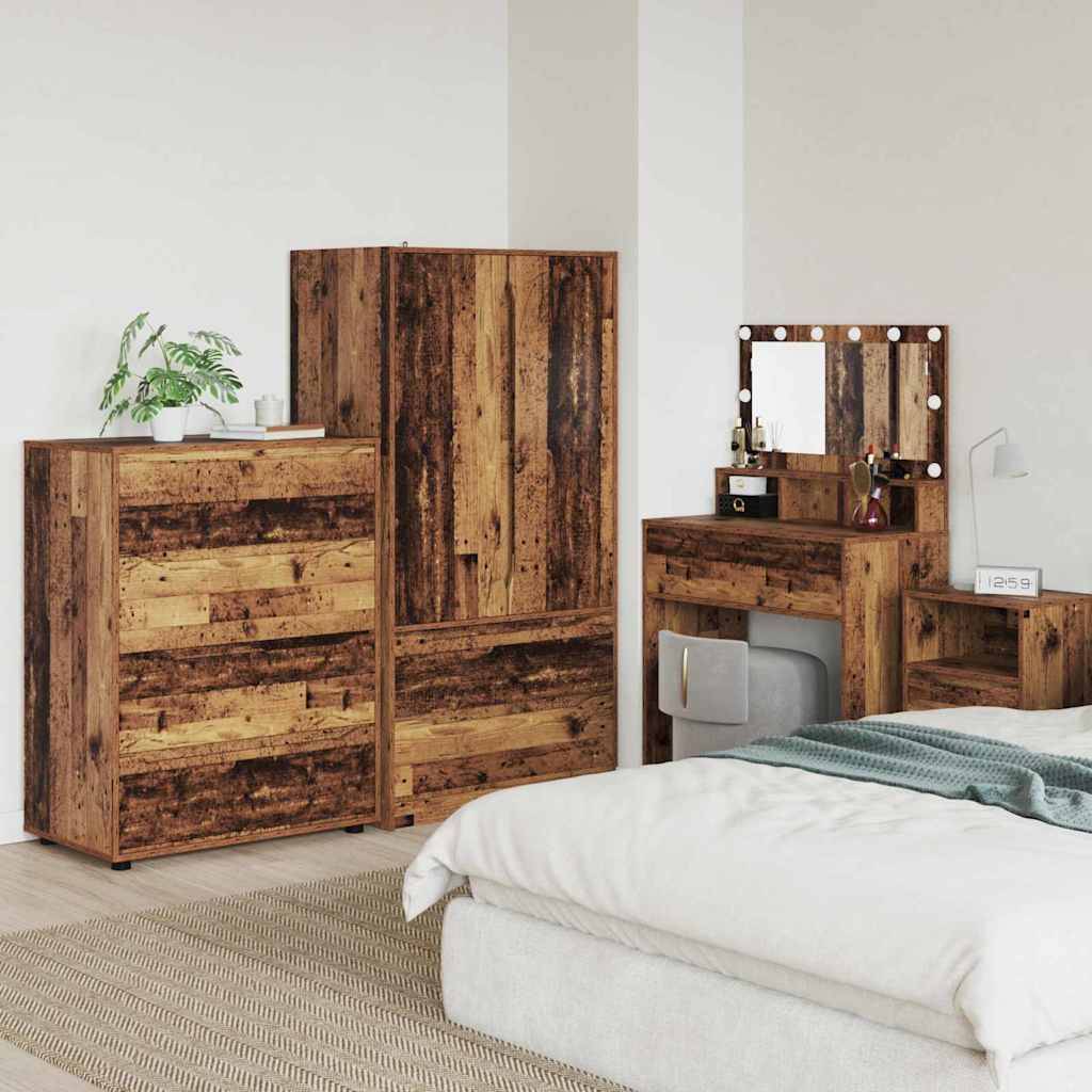 Schlafzimmer mit rustikalem Holzmöbel-Set: Kommode, Kleiderschrank, Frisierspiegel, Nachttisch und ein Bett mit weißer Bettwäsche und grauer Wurfdecke.
