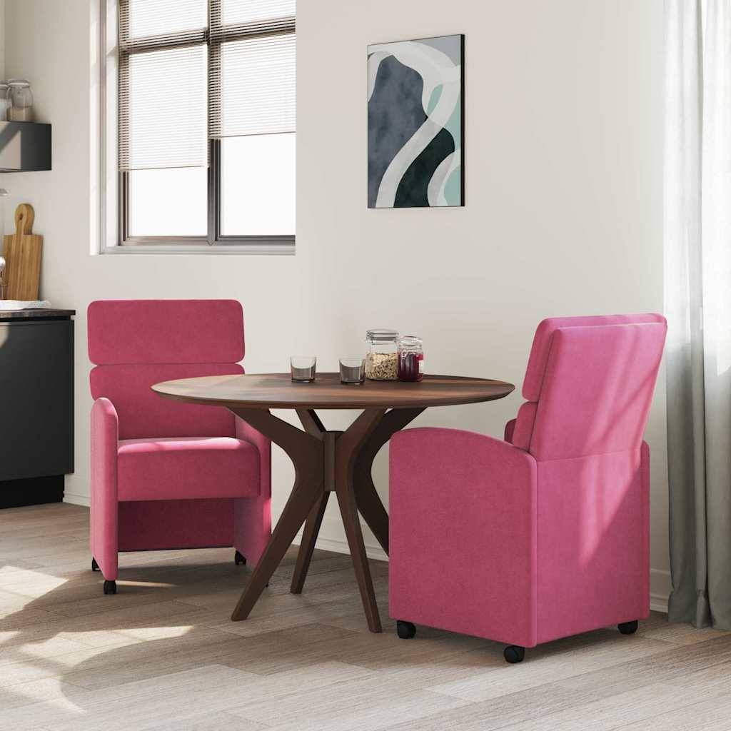 Eine moderne Küchenecke mit zwei rosa Samtstühlen um einen runden Holztisch, unter einem Fenster mit natürlichem Licht.