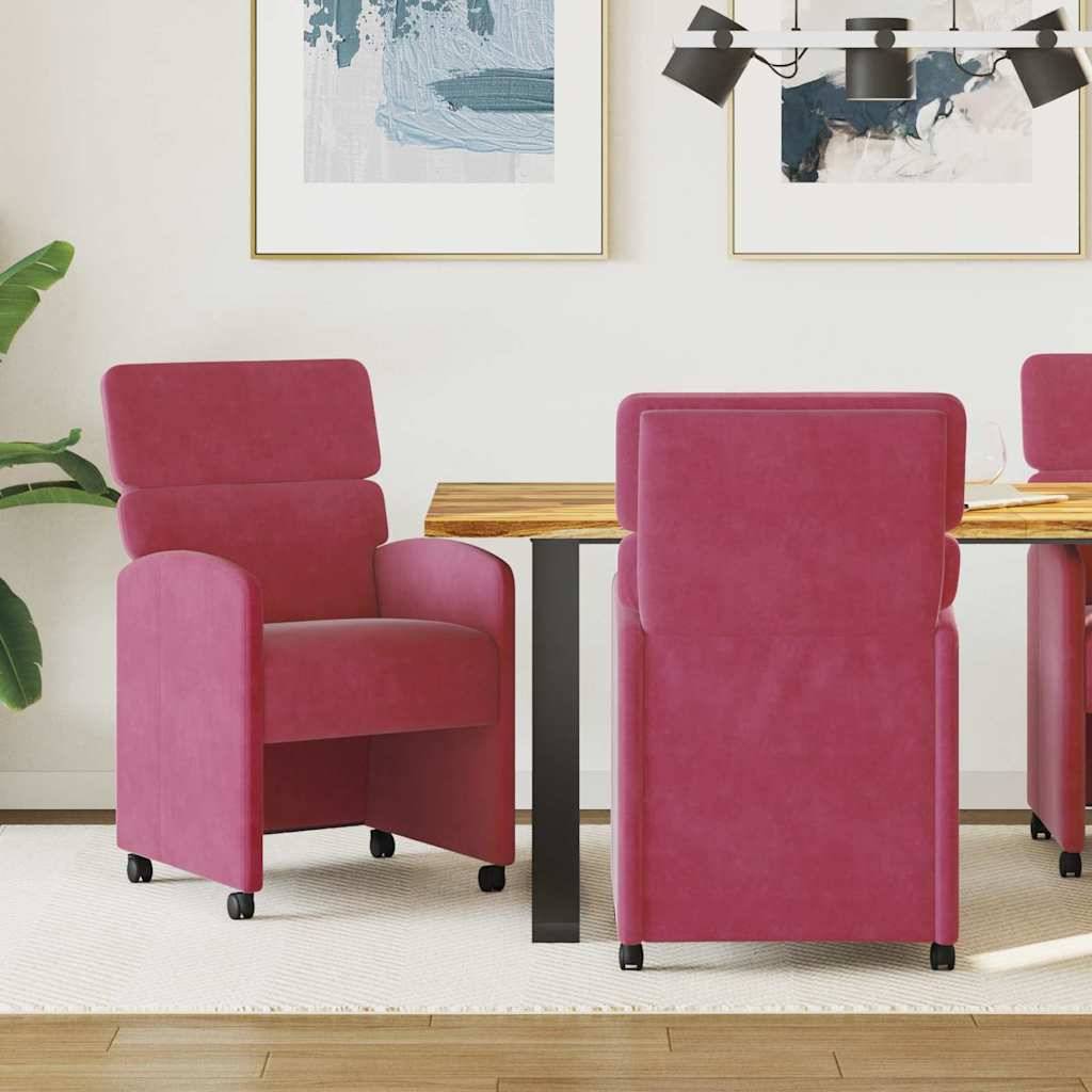 Zwei rote Sessel stehen sich einem Holztisch in einem modernen Wohnzimmer gegenüber. An der Wand hängt minimalistische Kunst, und Pflanzen bringen Grün in den Raum.