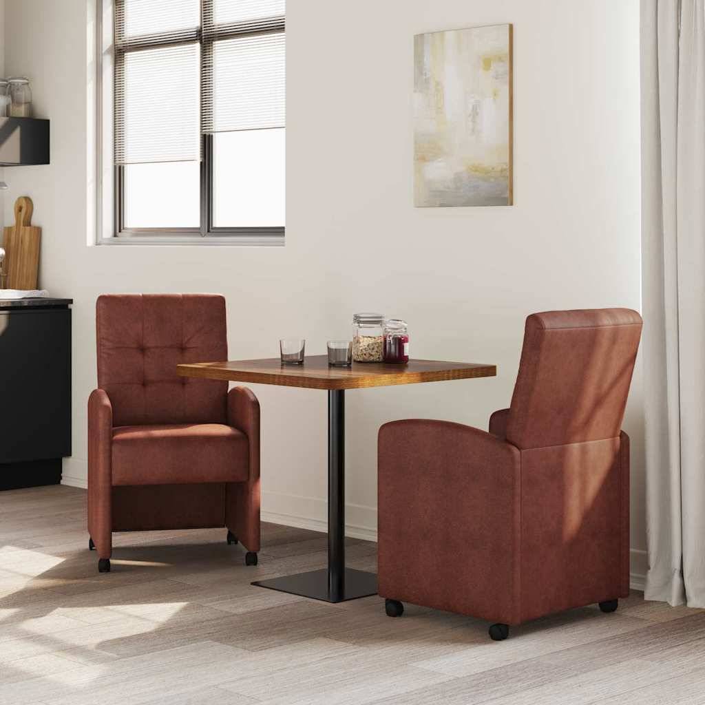Zwei braune Sessel blicken auf einen kleinen Holztisch in einem hellen Raum mit großen Fenstern und abstrakter Kunst an der Wand. Natürliches Licht erfüllt den Raum.