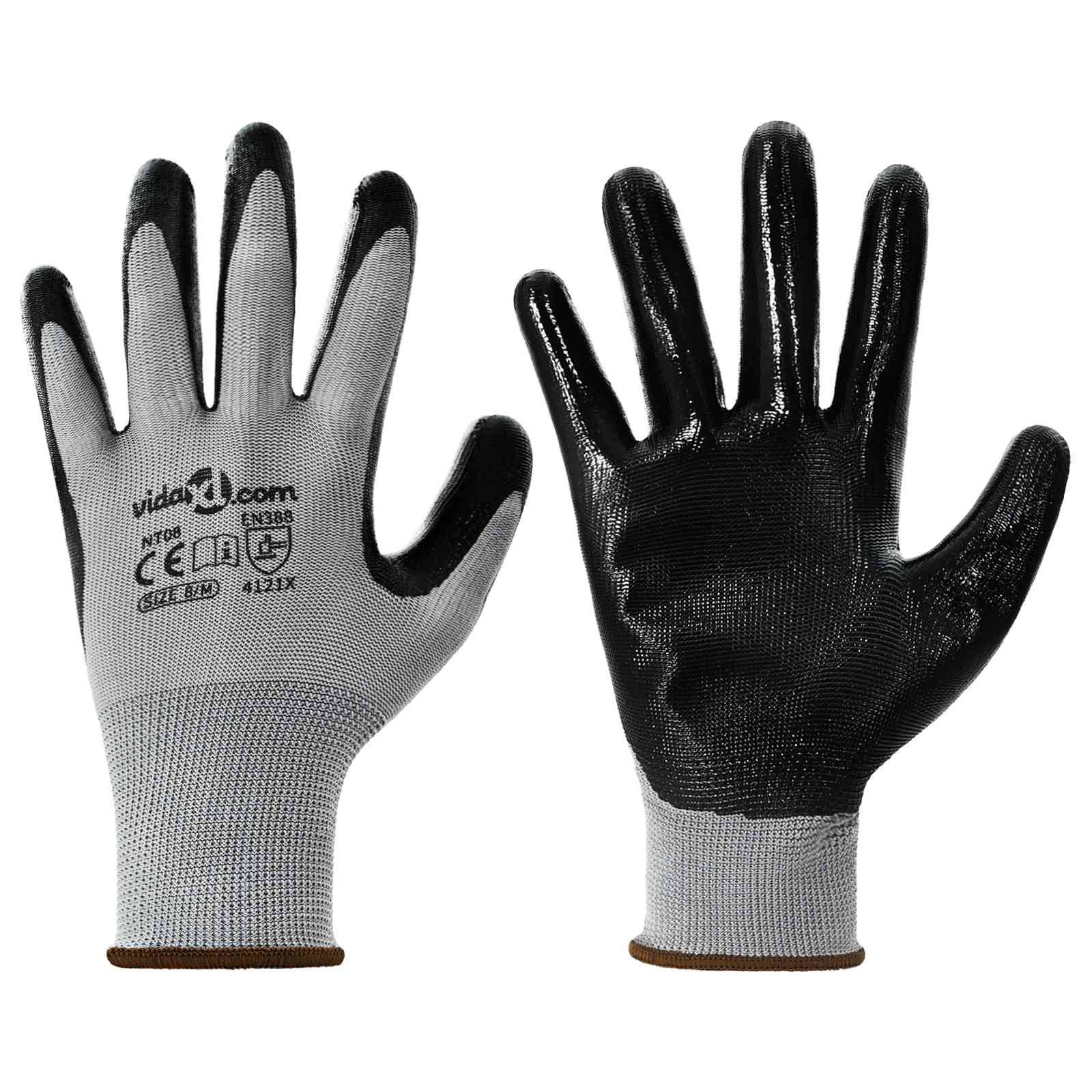 Schwarze und graue Schutzarbeitshandschuhe, einer mit Handfläche nach oben, der andere mit Rückseite, die einen strukturierten Griff und ein Markenlogo zeigen.