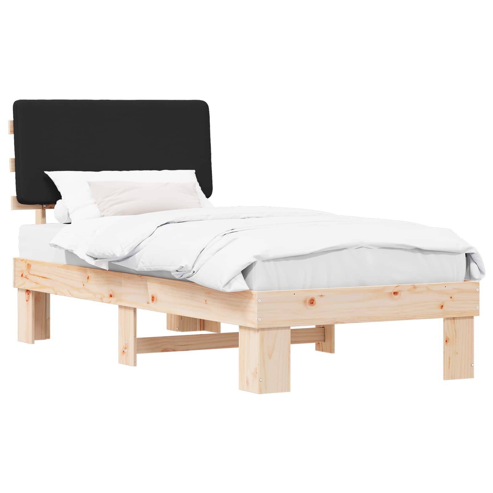 Ein Holzbettgestell mit einem schwarzen Kopfteil und weißer Bettwäsche, vor einem schlichten Hintergrund.