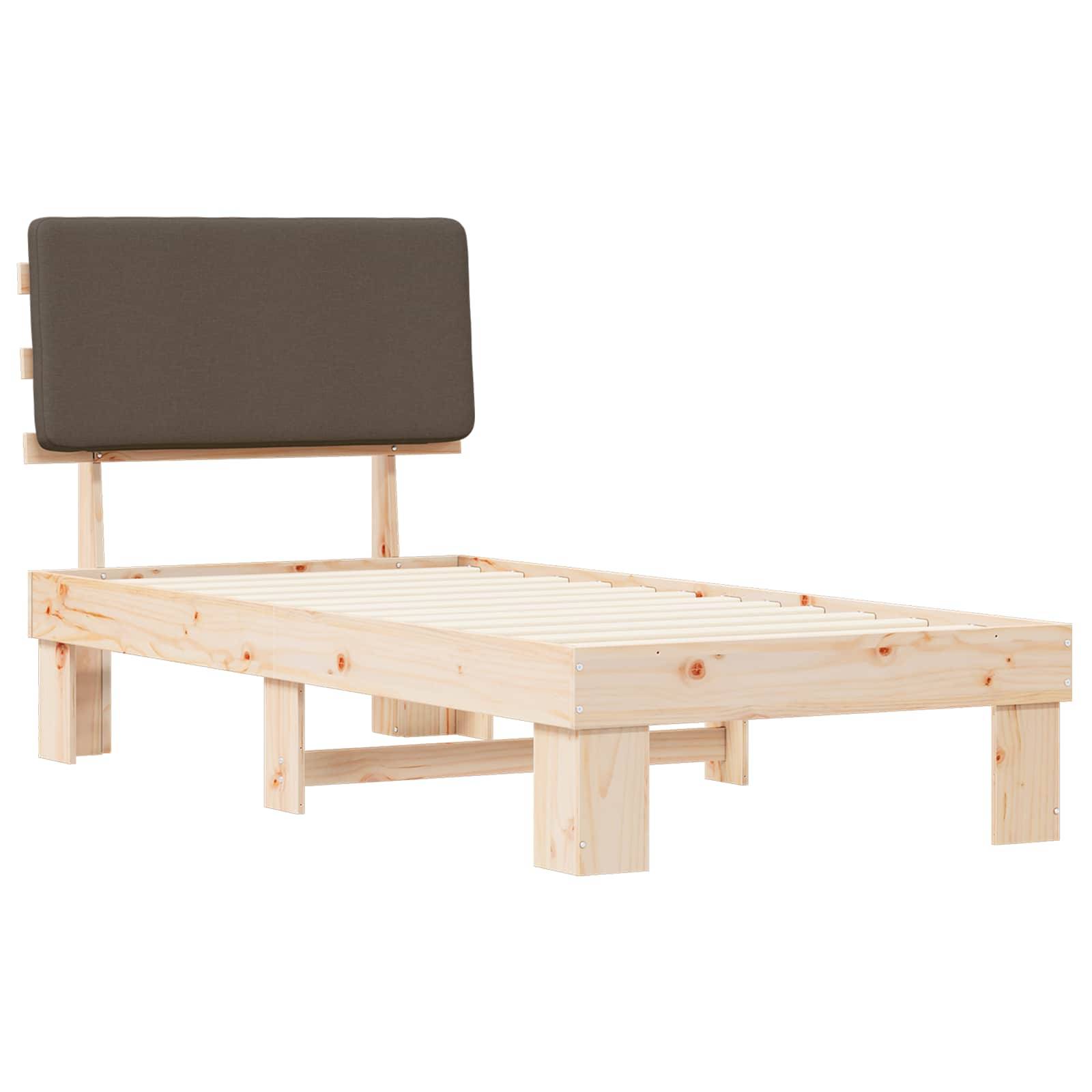 Ein Holzbettgestell mit Lattenrost und einem dunklen gepolsterten Kopfteil. Der Rahmen ist hellfarben und zeigt die natürliche Holzmaserung.