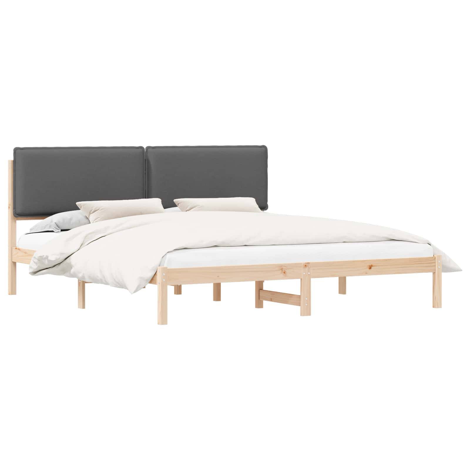 Holzbettgestell mit heller Oberfläche, ausgestattet mit dunkelgrauen gepolsterten Kopfteilen, weißer Bettwäsche und zwei beigen Kissen. Minimalistisches Design.