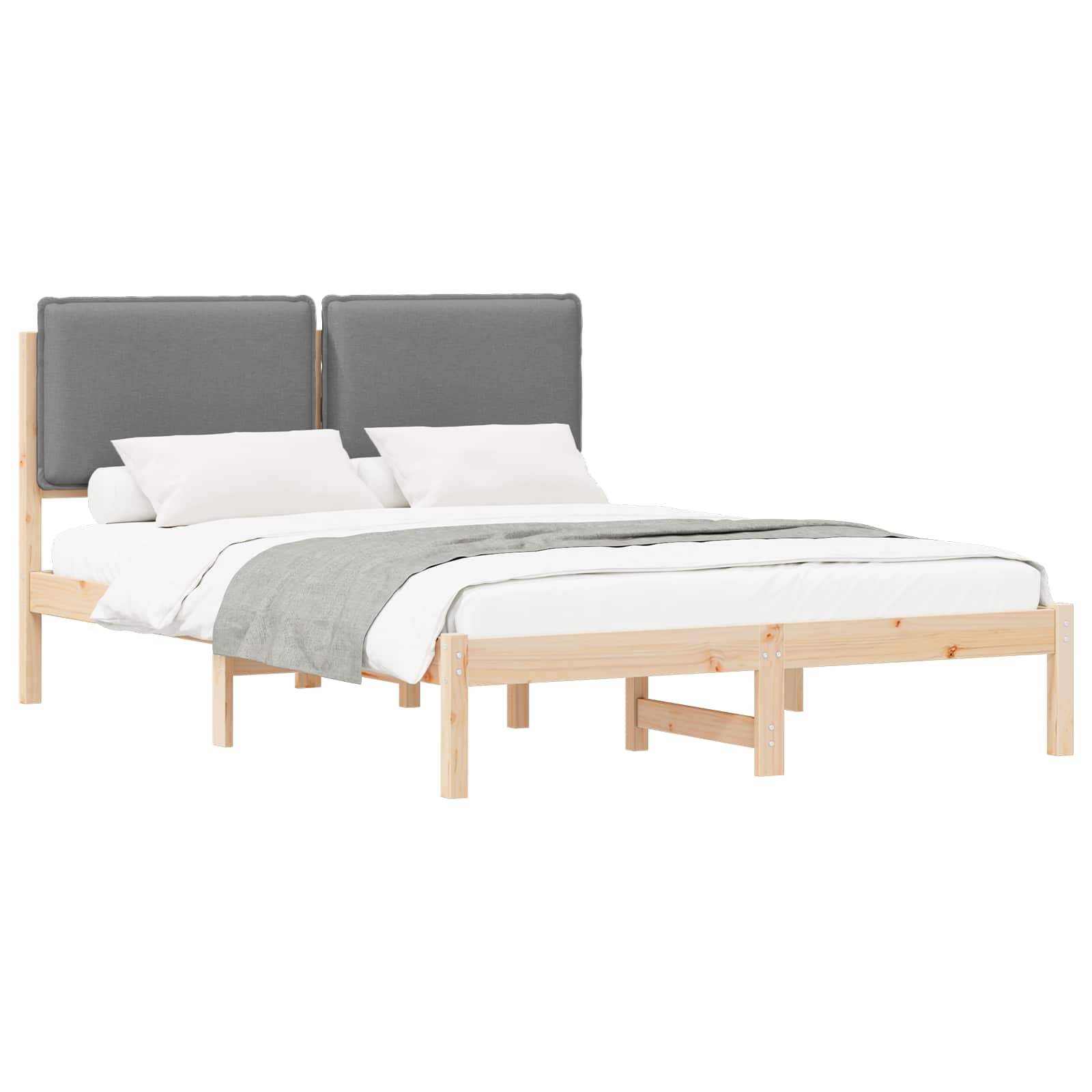 Ein Holzbettgestell mit grauem gepolstertem Kopfteil, weißer Bettwäsche und einer grau gewebten Wurfdecke, die ordentlich über das Fußende drapiert ist.
