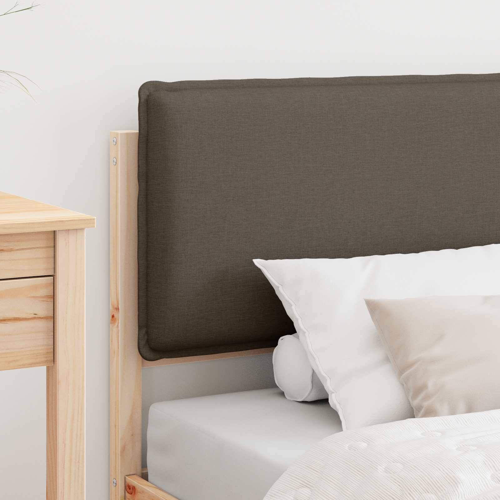 Ein minimalistisches Schlafzimmer zeigt ein Holzbettgestell mit einem braunen Kopfteil und hellfarbigen Kissen neben einem hölzernen Nachttisch.