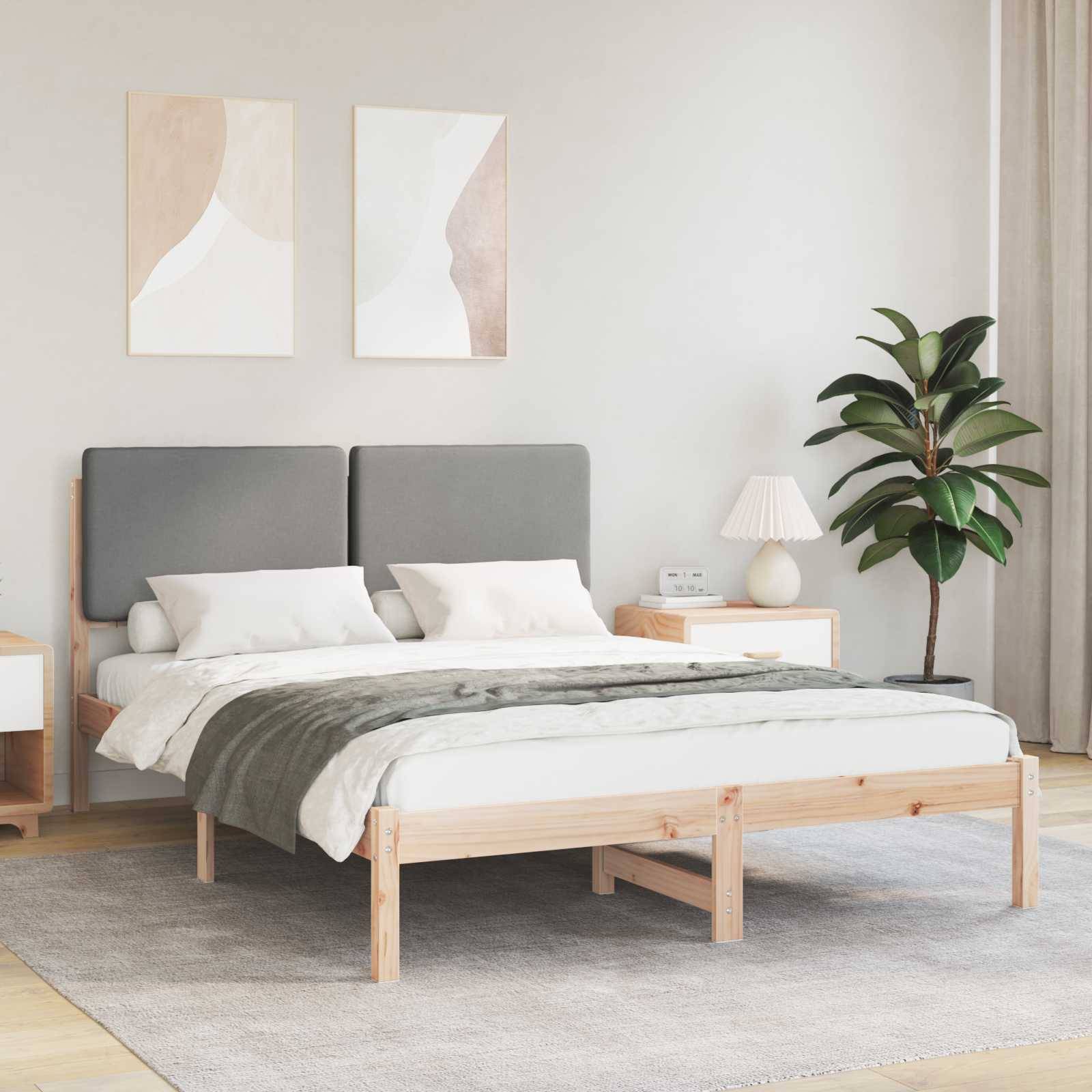 Ein minimalistisches Schlafzimmer mit einem Holzbett, grau-weißer Bettwäsche, zwei abstrakten Gemälden und einer Topfpflanze, die eine ruhige Atmosphäre schafft.