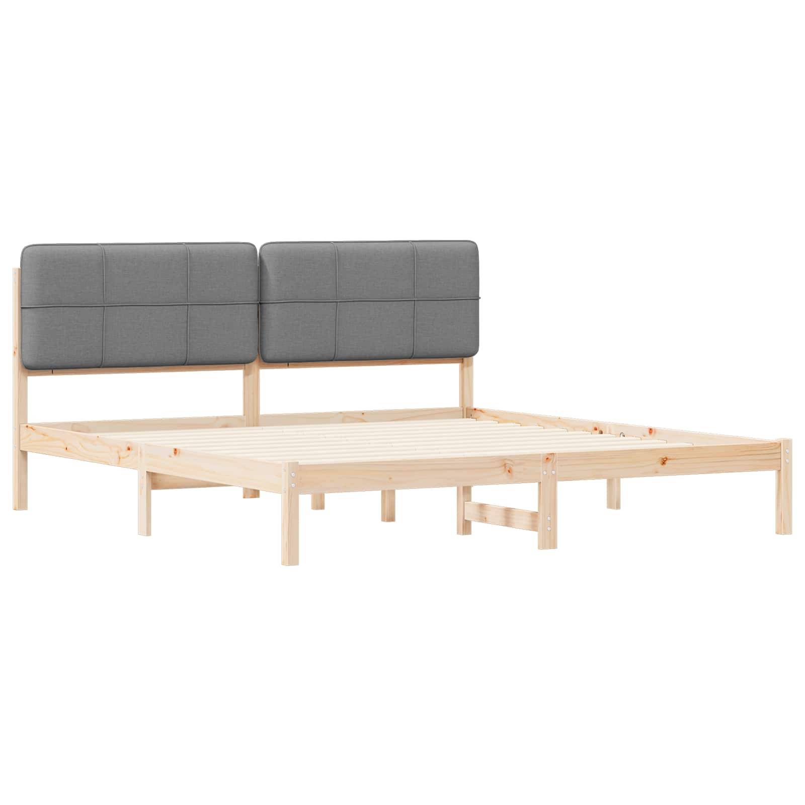 Ein Holzbettgestell mit heller Beschichtung verfügt über zwei graue gepolsterte Kopfteile. Das Design ist minimalistisch mit sichtbarer Holzmaserung.