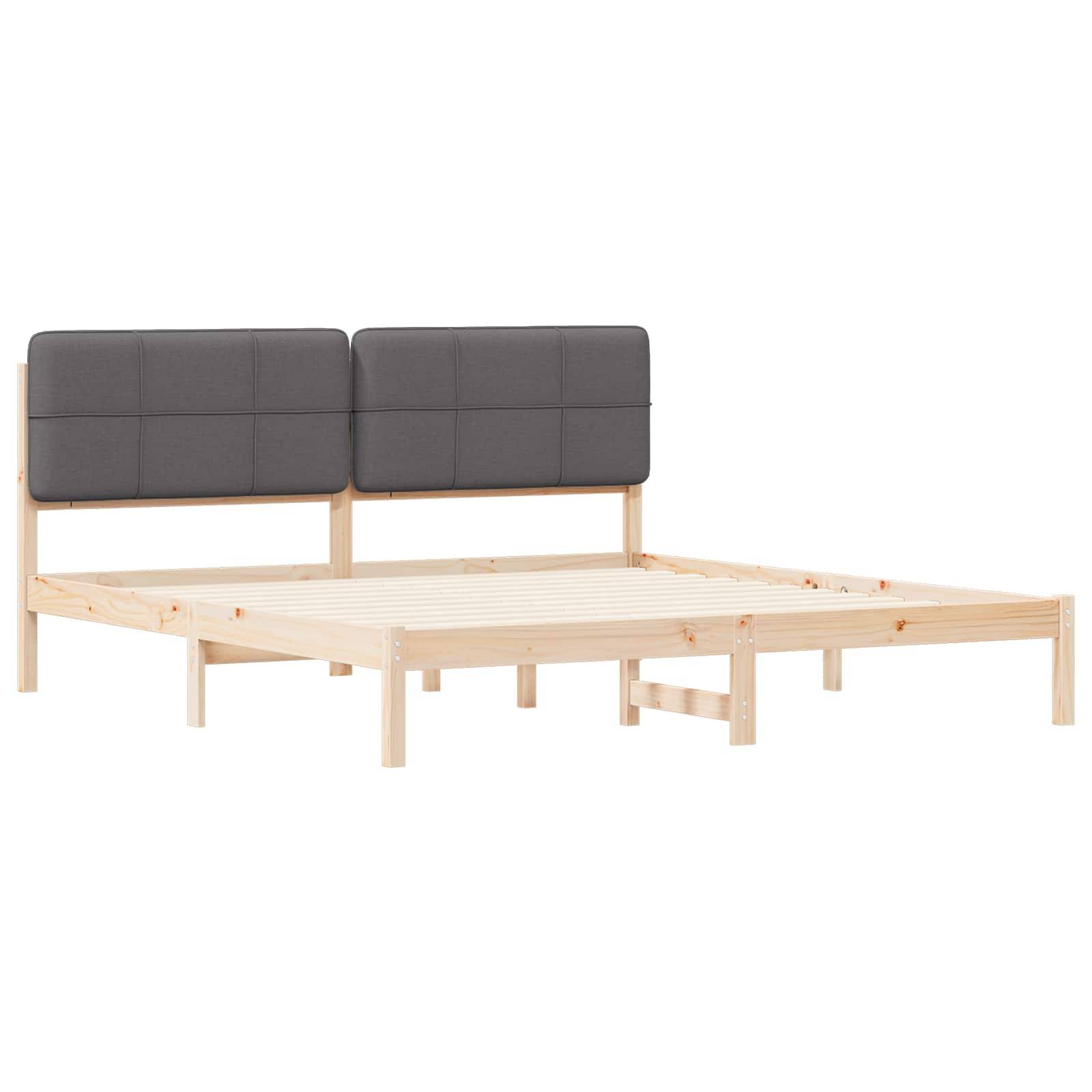 Ein Holzbettgestell mit zwei gepolsterten, dunkel gehaltenen Kopfteilen. Der Rahmen ist minimalistisch gestaltet, mit sichtbaren Latten zur Matratzenunterstützung.