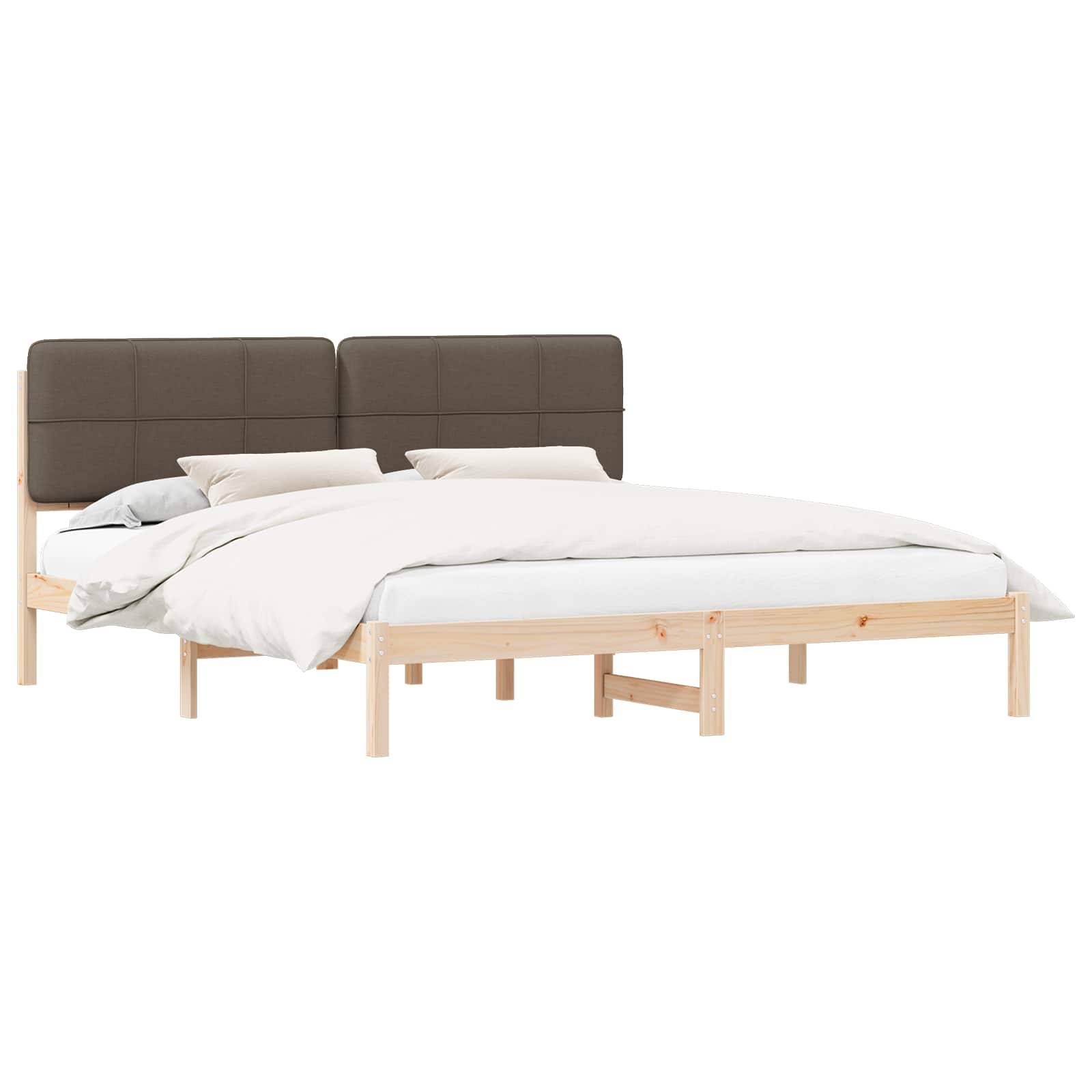 Ein Holzbettrahmen mit einer weißen Matratze und einer Bettdecke, ausgestattet mit zwei dunkelbraun gepolsterten Kopfteilen und zwei beigen Kissen.
