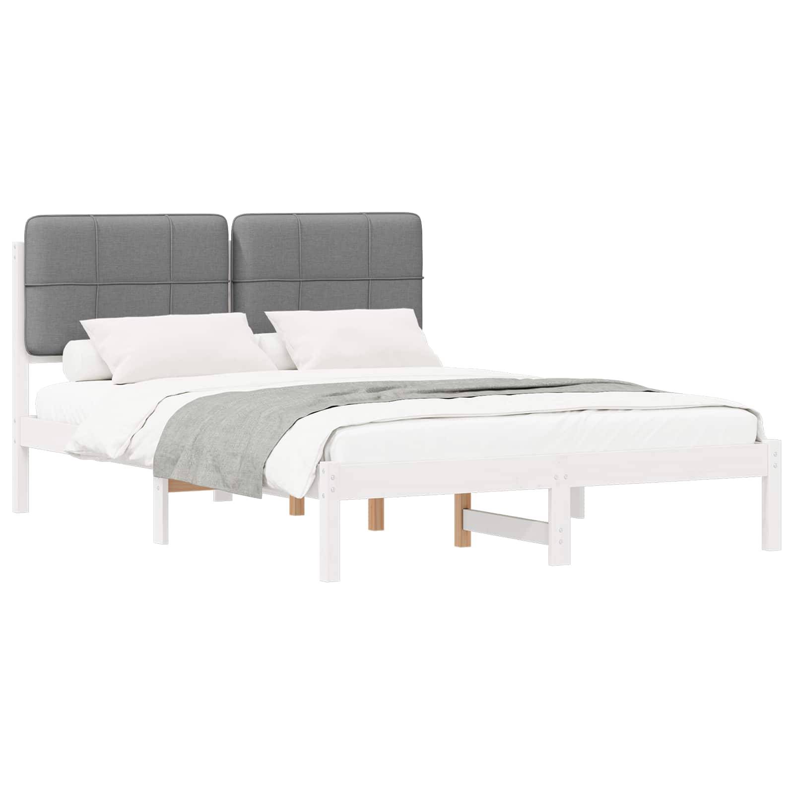 Ein modernes Bett mit weißem Rahmen und grauem gepolstertem Kopfteil, ordentlich gemacht mit weißer Bettwäsche und einer grauen Decke, in minimalistische Weise präsentiert.