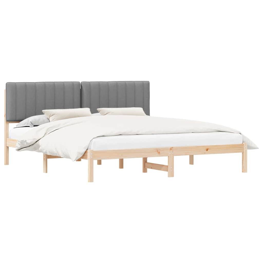 Holzbettgestell in Königsgröße mit grauem gepolstertem Kopfteil, weißer Bettwäsche und zwei Kissen. Einfaches, modernes Design.