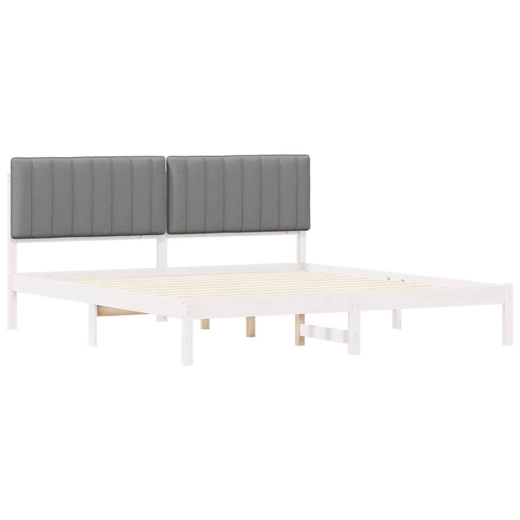 Ein modernes Holzbettgestell mit einer Lamellenbasis und zwei grauen gepolsterten Kopfteilen vor weißem Hintergrund.