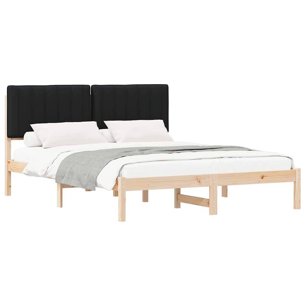 Ein minimalistisches Holzbettgestell mit gepolstertem schwarzem Kopfteil, weißer Bettwäsche und einer grauen Wurfdecke vor einem neutralen Hintergrund.