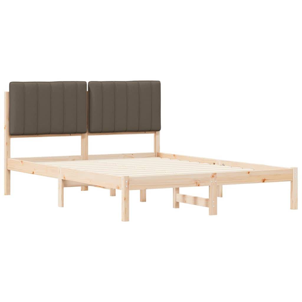Ein hölzernes Bettgestell mit hellem Holzfinish und gepolstertem dunklem Kopfteil, ohne Matratze, auf einem einfachen weißen Hintergrund präsentiert.