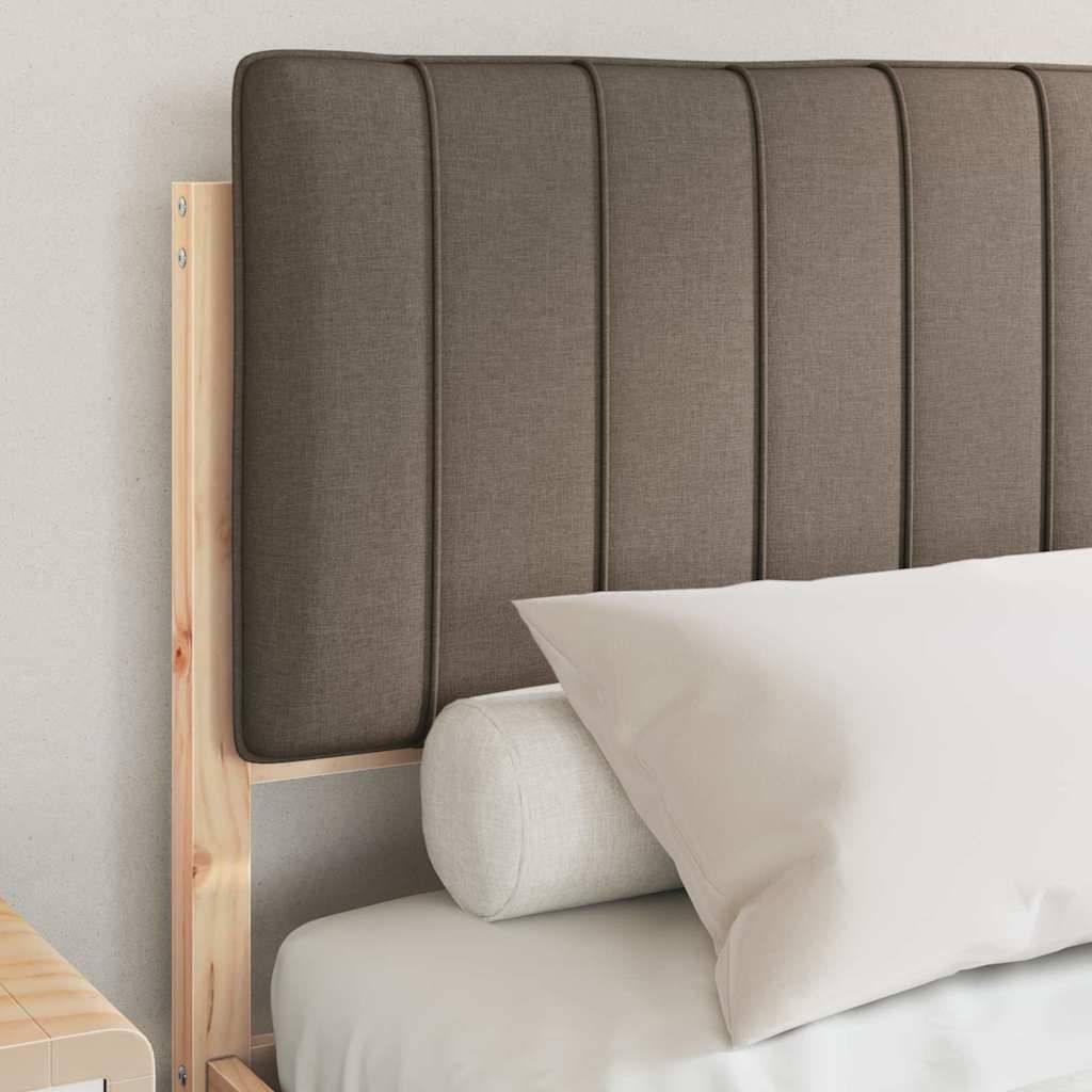 Ein sauber gemachtes Bett mit einem braun gepolsterten Kopfteil und weißen Kissen vor einer hellgefärbten Wand, das einen gemütlichen, minimalistischen Look schafft.