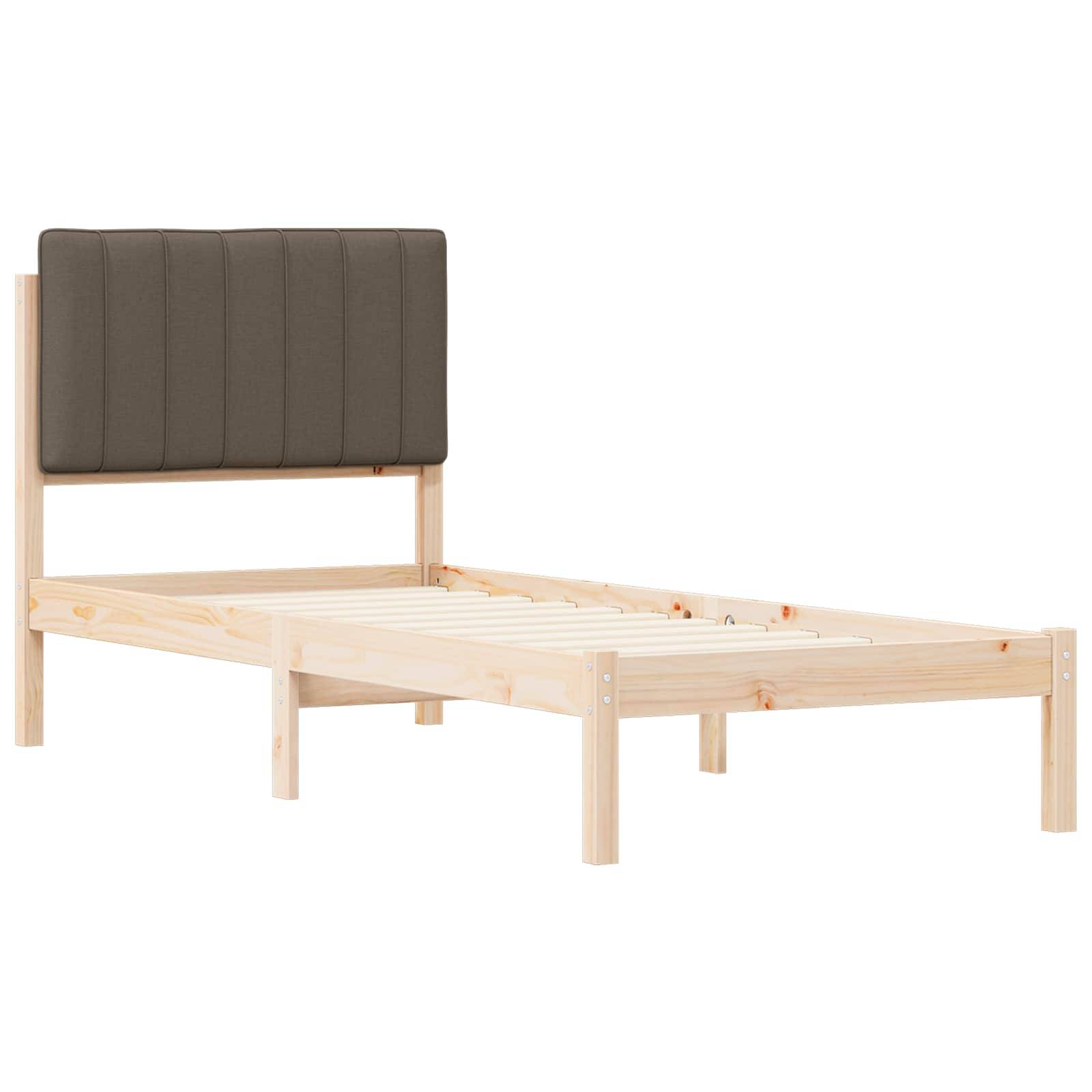 Ein Holzbettgestell mit einem hohen, gesteppten dunkelgrauen Kopfteil. Die Lamellenbasis ist sichtbar und wurde für die Unterstützung einer Matratze konzipiert.