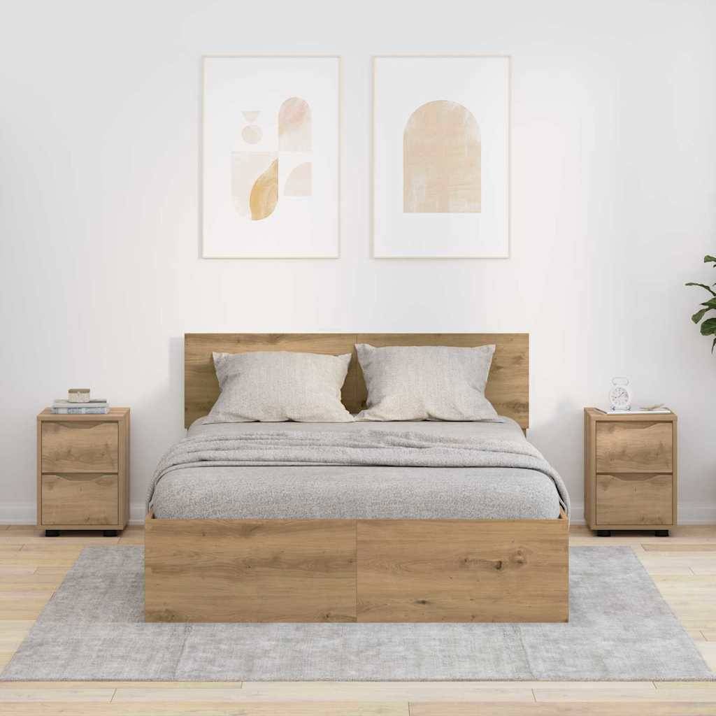 Ein minimalistisches Schlafzimmer zeigt ein Holzbett mit einer grauen Tagesdecke, passenden Nachttischen, abstrakten Kunstwerken an der Wand und einer kleinen Pflanze.