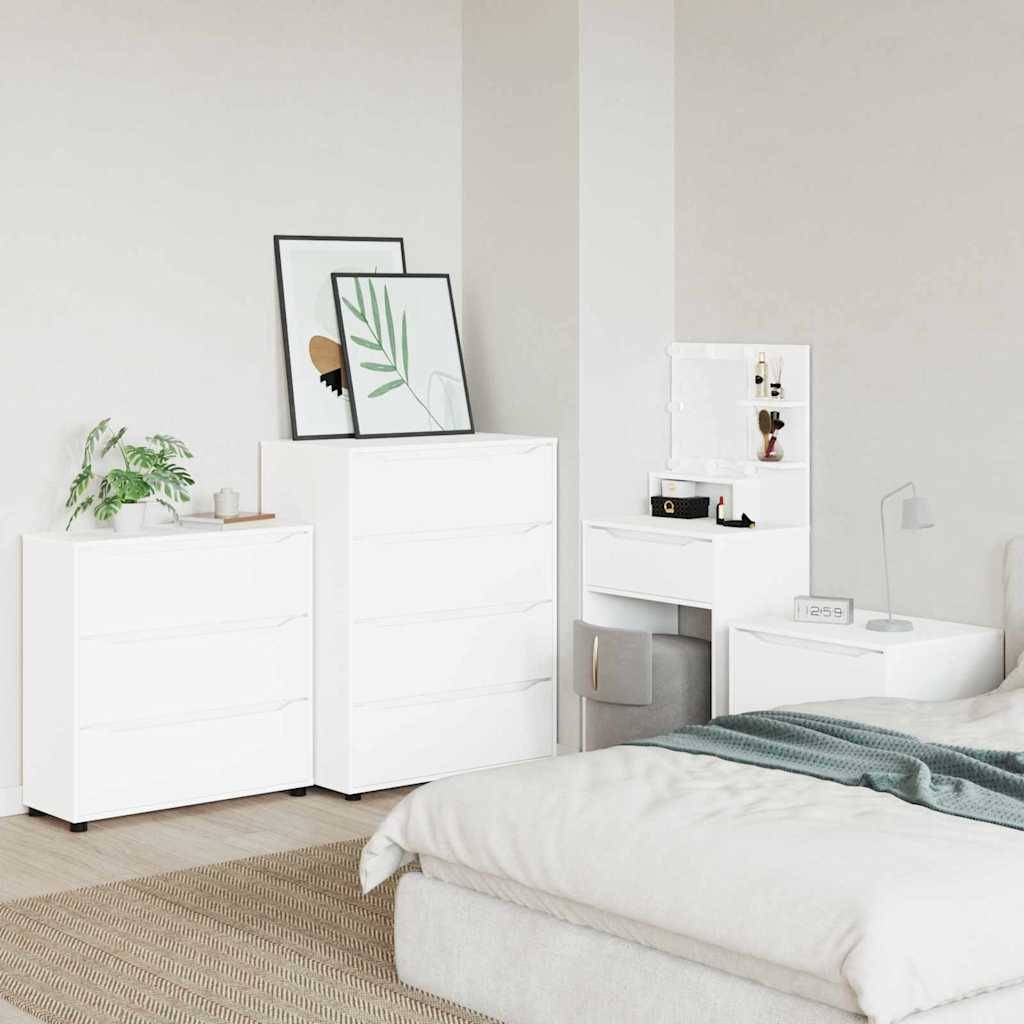 Ein modernes Schlafzimmer zeigt eine weiße Kommode, einen Nachttisch mit Spiegel und ein Bett mit weißer Bettwäsche. Die minimalistische Dekoration umfasst Pflanzen und gerahmte Kunstwerke.