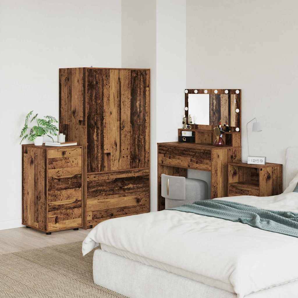 Ein modernes Schlafzimmer mit Holzmöbeln, darunter ein Kleiderschrank, eine Kommode und eine Frisiertafel mit Beleuchtung. Ein Bett mit weißer Bettwäsche befindet sich im Vordergrund.