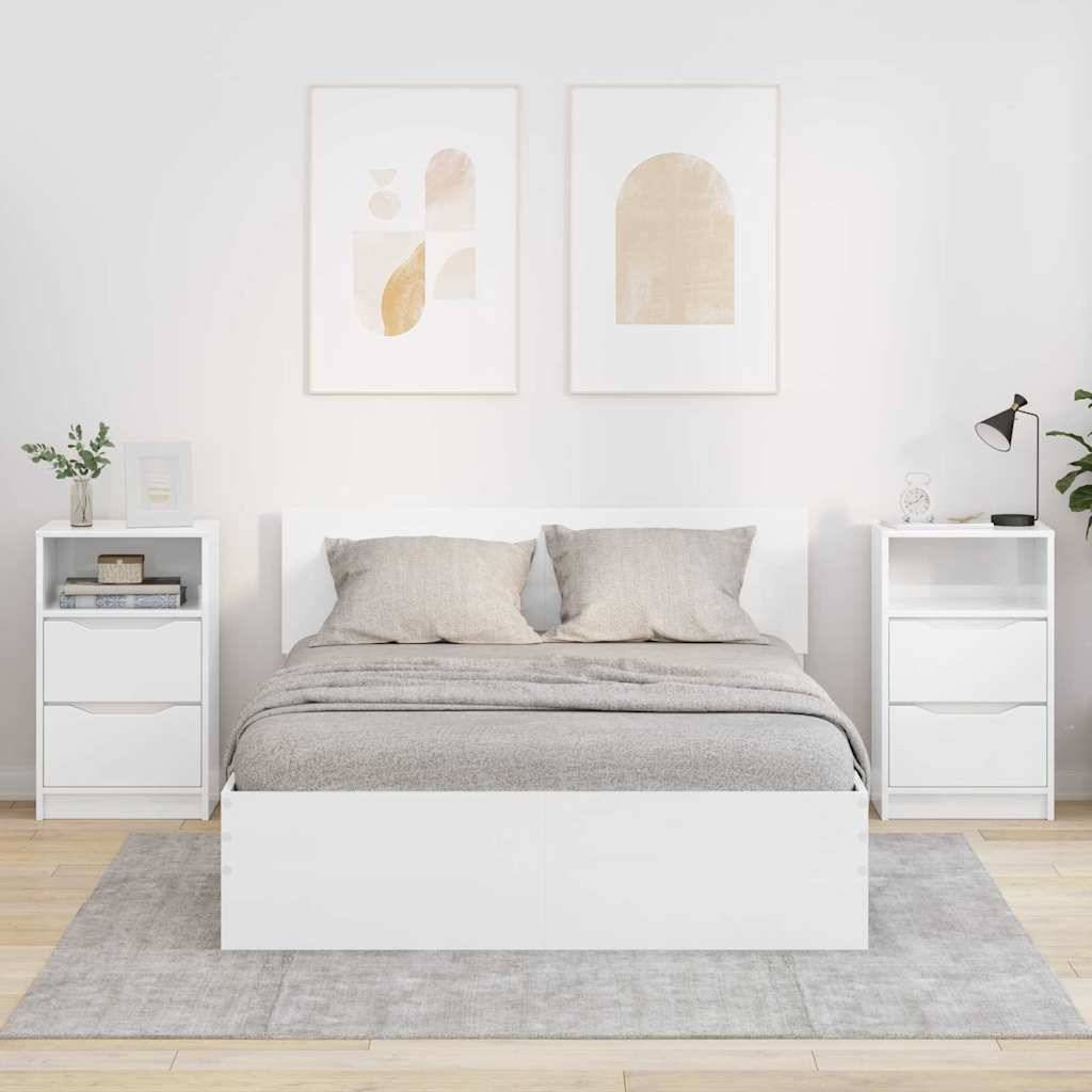 Ein minimalistisches Schlafzimmer zeigt ein Doppelbett mit hellgrauer Bettwäsche, flankiert von zwei weißen Nachttischen. Neutral gehaltene abstrakte Kunst hängt darüber.
