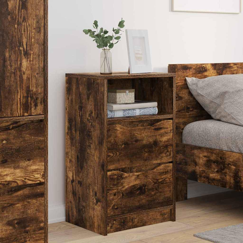 Ein Holznachttisch mit drei Schubladen steht neben einem Bett. Eine Topfpflanze und ein gerahmtes Foto befinden sich auf der Oberfläche. Ein Regal trägt ein Buch und eine Schachtel.