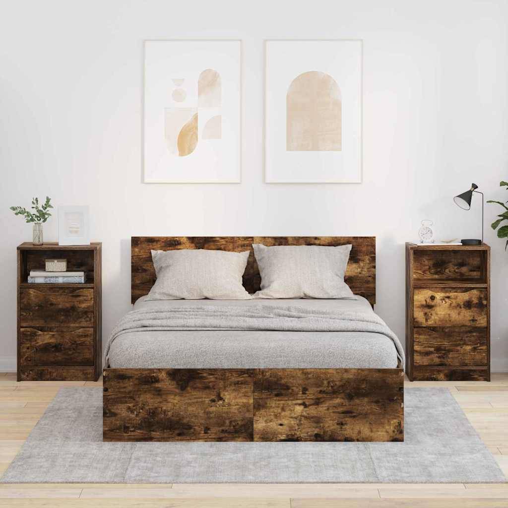 Ein gemütliches Schlafzimmer zeigt ein Holzbett mit grauer Bettwäsche, flankiert von passenden Nachttischen, modernen Lampen und abstrakter Wandkunst.