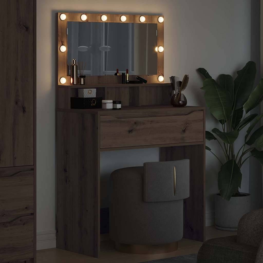 Ein Schminktisch aus Holz mit einem großen Spiegel, der von Lichtern umgeben ist. Make-up und Pinsel liegen auf dem Tisch. Ein gepolsterter Stuhl und eine Pflanze befinden sich in der Nähe.