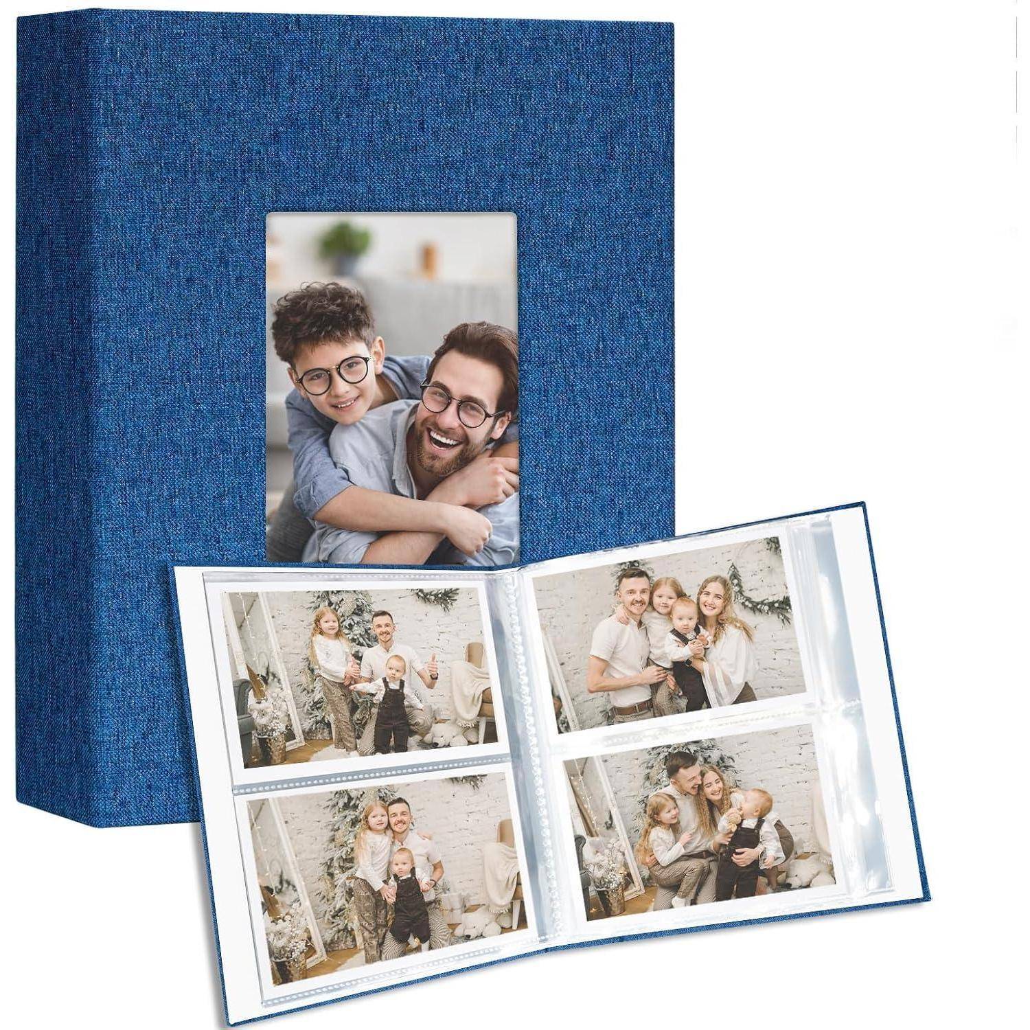 Ein blau-farbiges Fotoalbum mit einem Titelbild, das einen lächelnden Mann mit einem Kind zeigt. Das Album ist geöffnet und gibt Einblick in Familienfotos im Inneren.