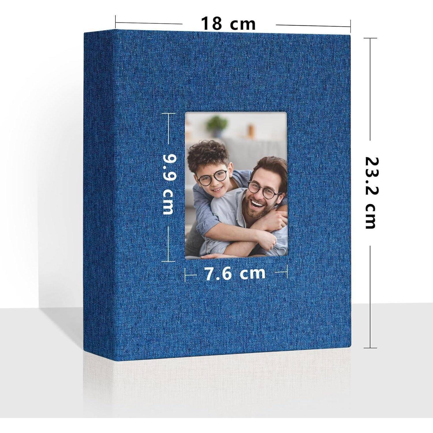 Blaues Fotoalbum mit den Abmessungen 18 cm x 23,2 cm. Vordertasche zeigt eine Fotogröße von 7,6 cm x 9,9 cm. Geeignet zum Aufbewahren von Erinnerungen.
