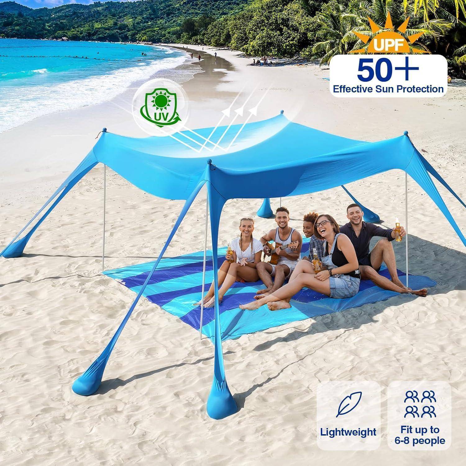 Vier Personen sitzen unter einem blauen Sonnenschirm am Strand und genießen Getränke. Der Sonnenschirm bietet einen UPF-Schutz von 50+ und ist groß genug für 6-8 Personen.