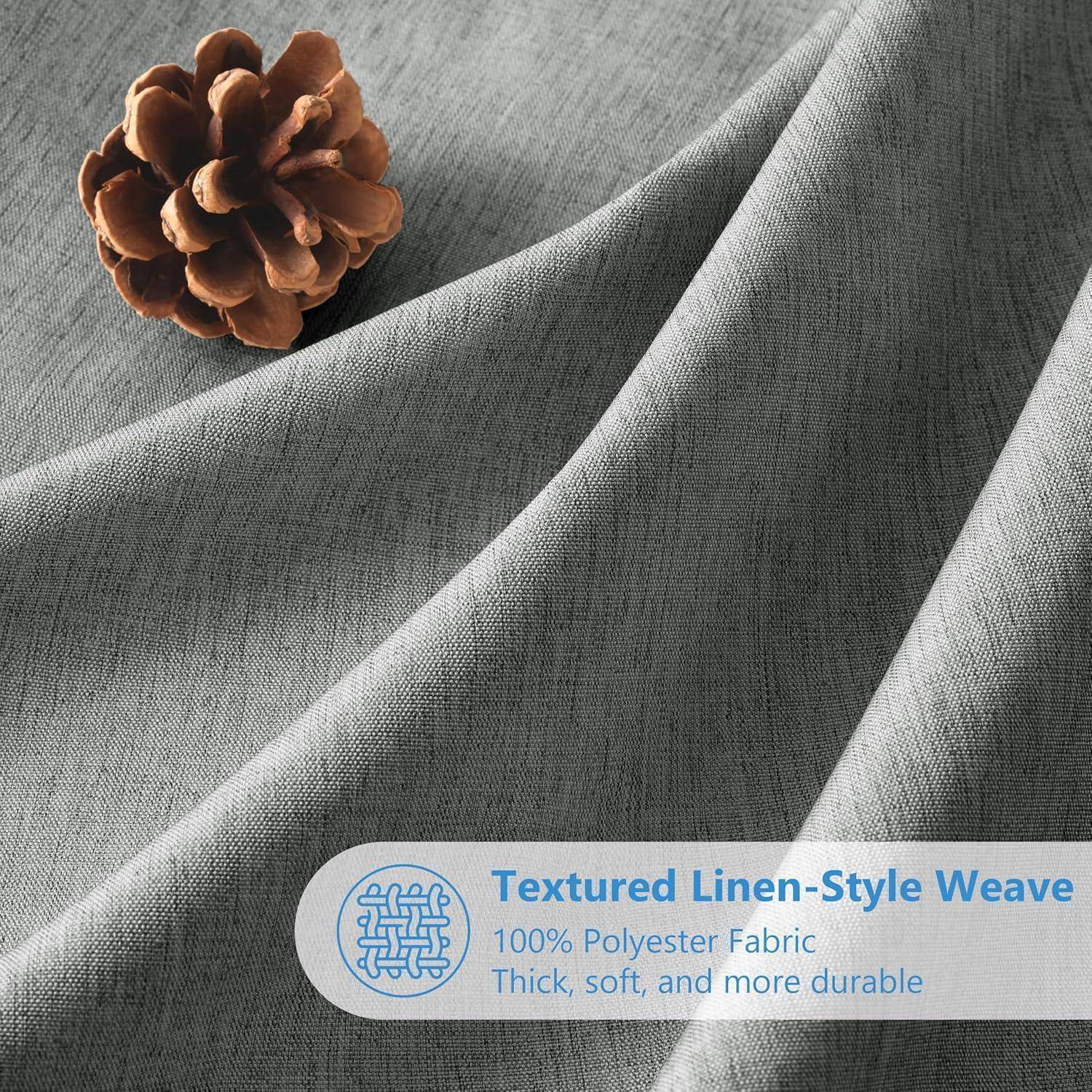 Eine Tannenzapfen liegt auf grauem strukturiertem Stoff. Ein Etikett liest: „Strukturierte Leinenoptik-Webart, 100% Polyester Gewebe, Dick, Weich und besonders haltbar