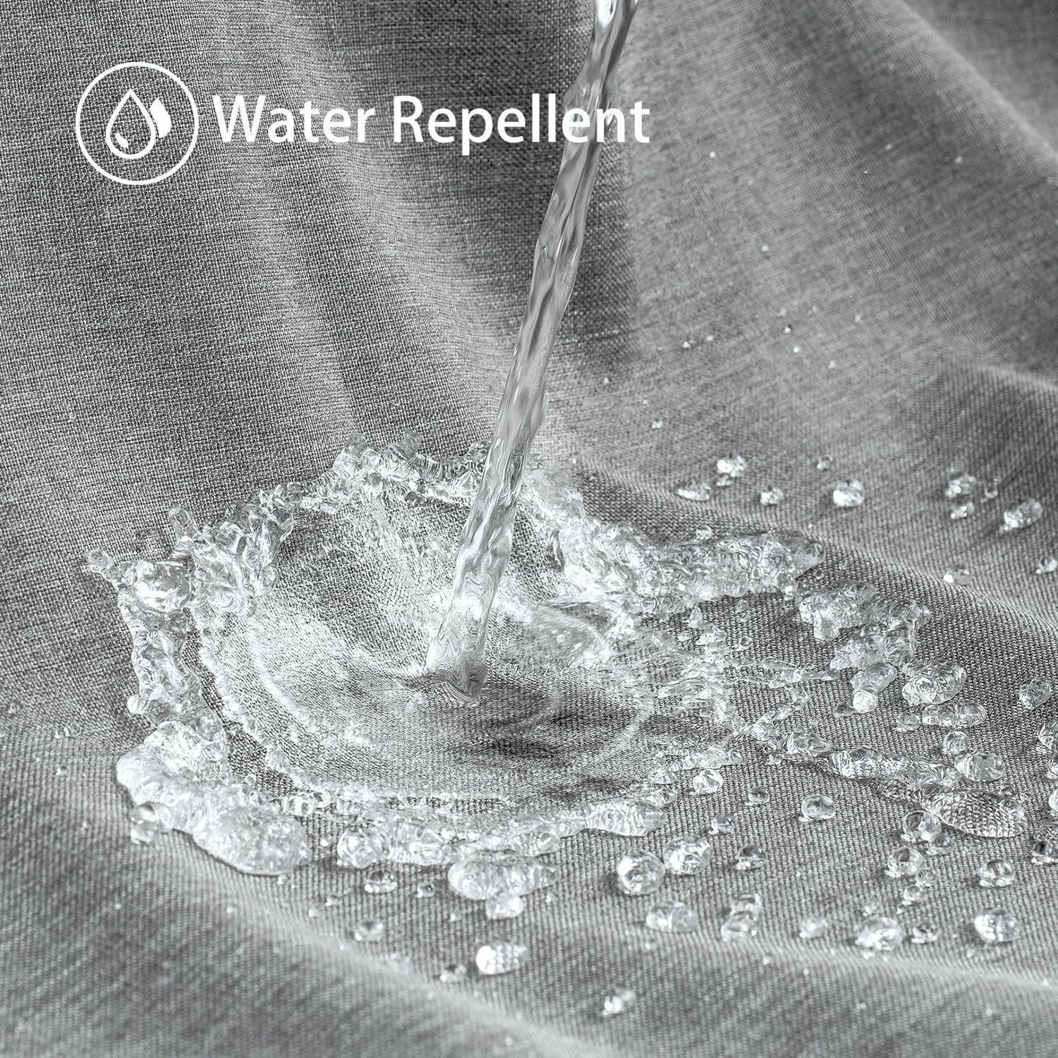 Wasser, das auf grauen Stoff gegossen wird, mit Tropfen, die abperlen und seine wasserabweisende Eigenschaft veranschaulichen. Text liest sich 