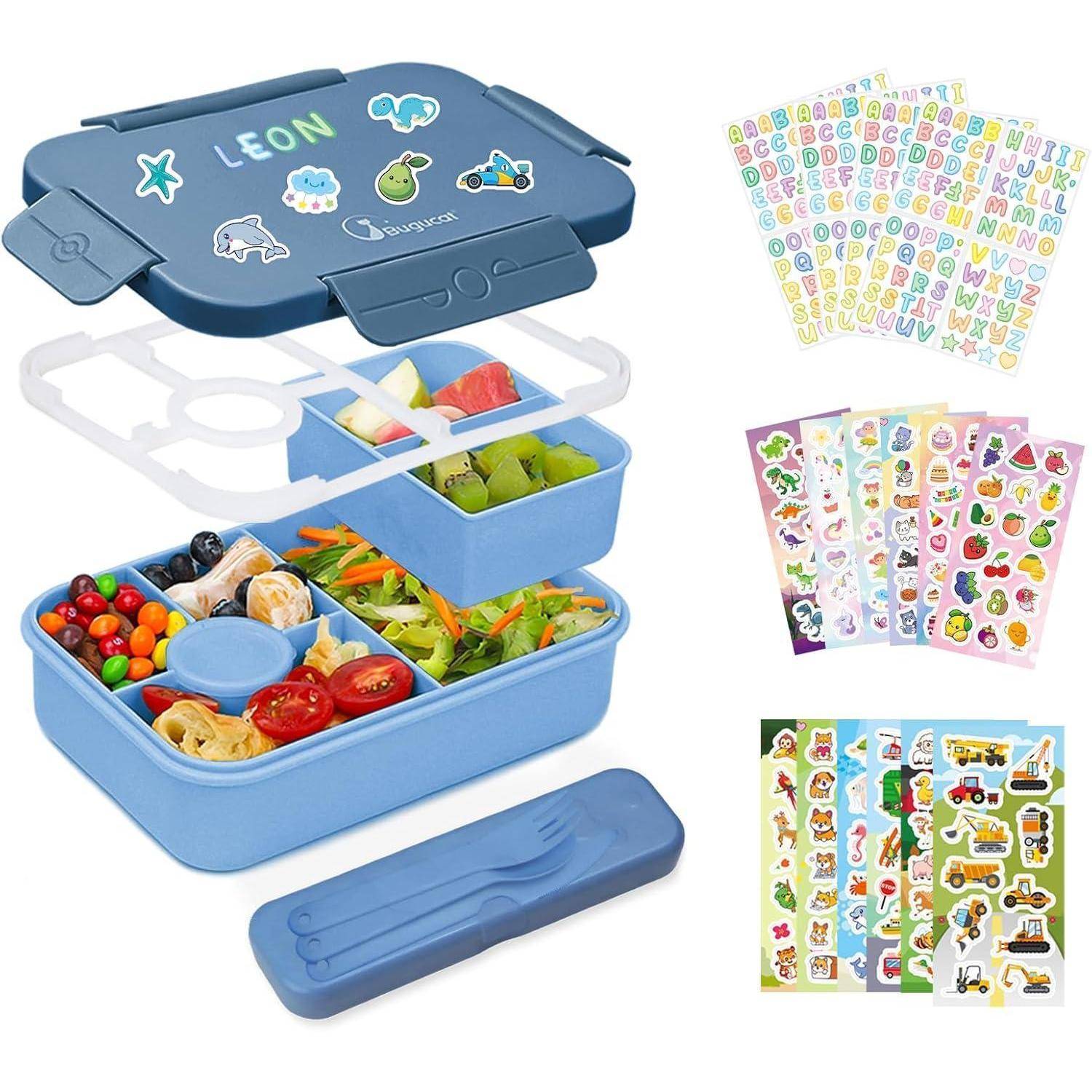 Blaue Bento-Lunchbox mit dem Namen 'LEON' auf dem Deckel, ausgestattet mit Fächern für Salat, Obst und Snacks. Enthält Blätter mit bunten Stickern.