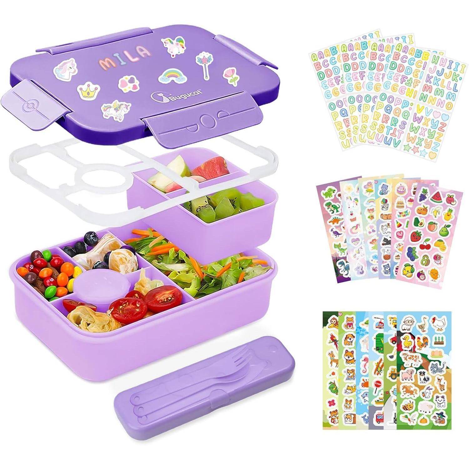 Lila Bento-Box mit Fächern, die mit verschiedenen Speisen gefüllt sind. Daneben werden bunte Buchstaben und dekorative Sticker ausgelegt.