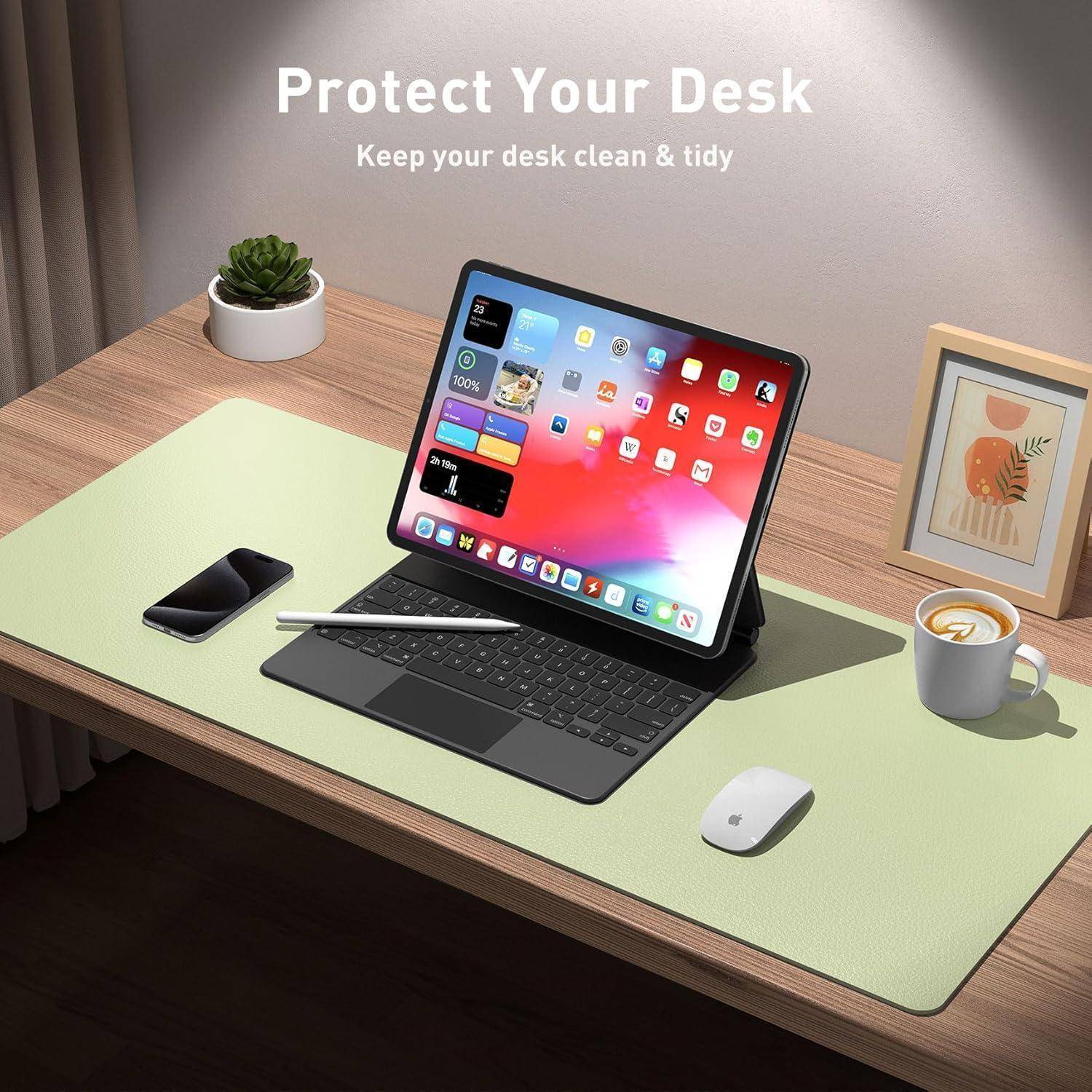 Ein aufgeräumter Schreibtisch mit einem Tablet, auf dem Apps angezeigt werden, einer Tastatur, einem Telefon, einer Maus und einer Kaffeetasse. Text lautet: 'Schützen Sie Ihren Schreibtisch. Halten Sie Ihren Schreibtisch sauber & ordentlich.