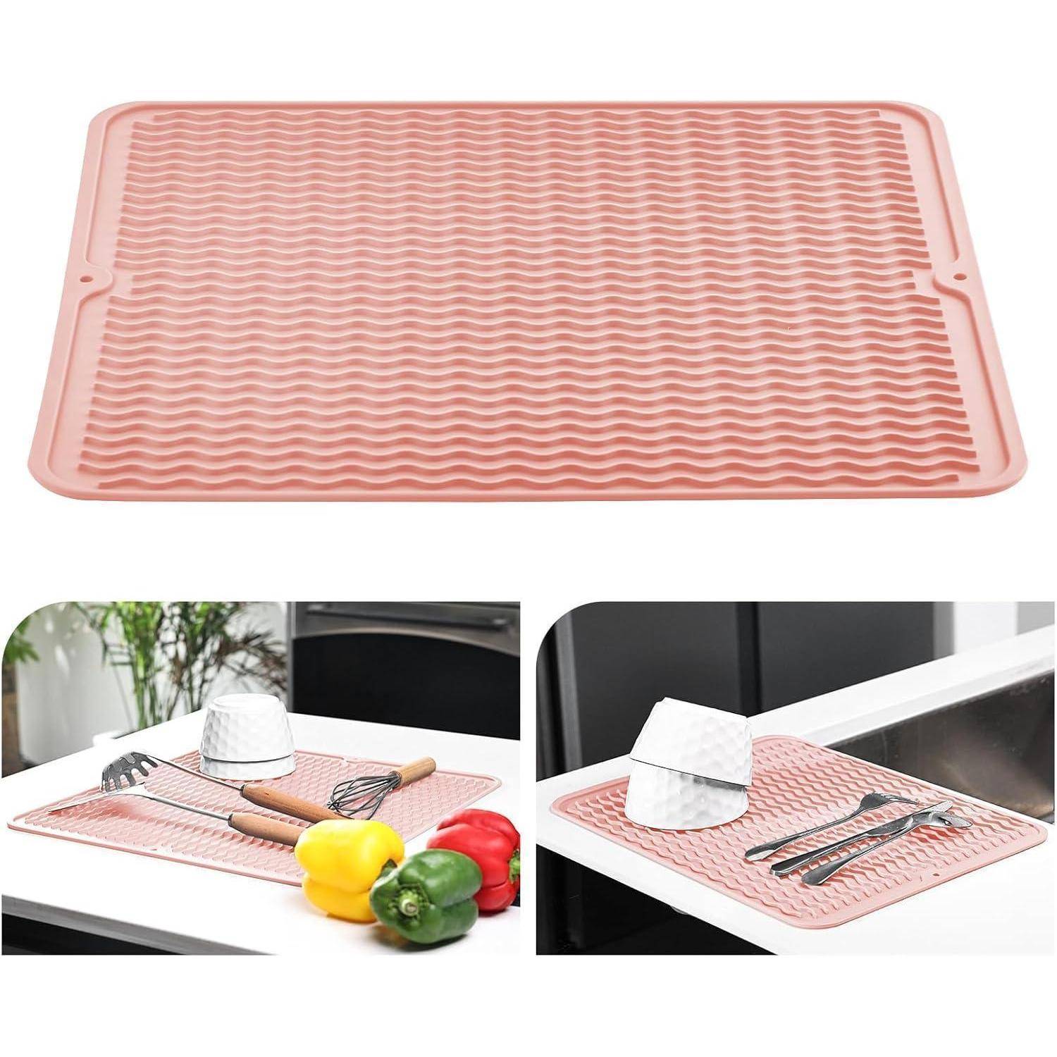 Eine rosa Silikon-Abtropfmatte mit gewelltem Muster. Eingesetzte Bilder zeigen sie auf einer Küchenarbeitsplatte mit gespültem Geschirr und bunten Paprikaschoten.