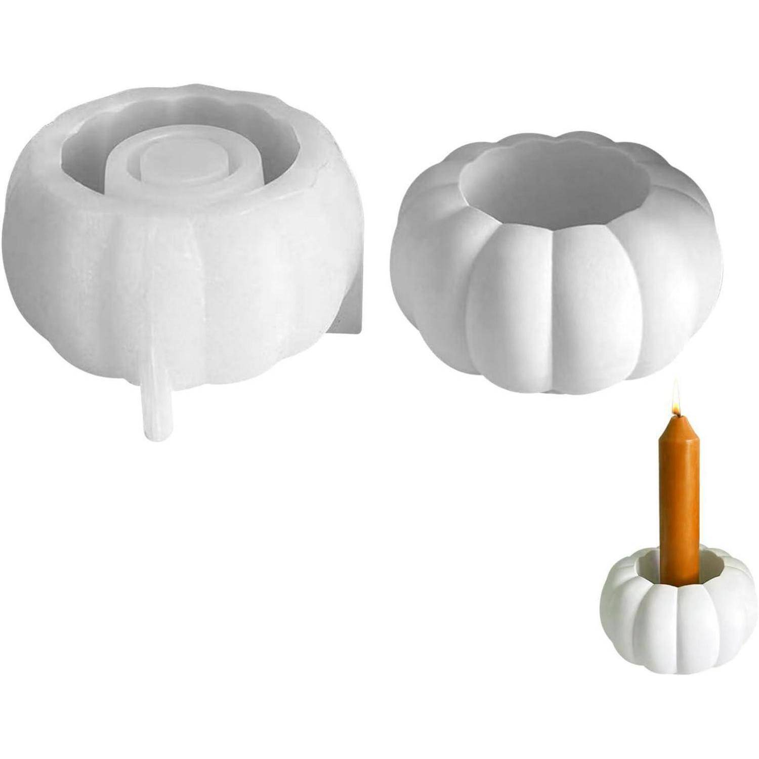 Kerzenhalter-Set aus Marmor in Kürbisform. Einer offen für eine Kerze, der andere geschlossen. Kleiner, kürbisförmiger Kerzenhalter mit brennender Kerze.