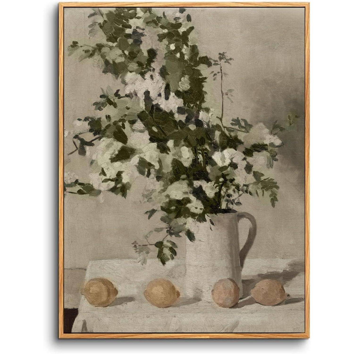 Ein Stillleben mit einem weißen Krug, weißen und grünen Blumen, auf einem Tisch mit vier Zitronen. Der Hintergrund ist neutral.
