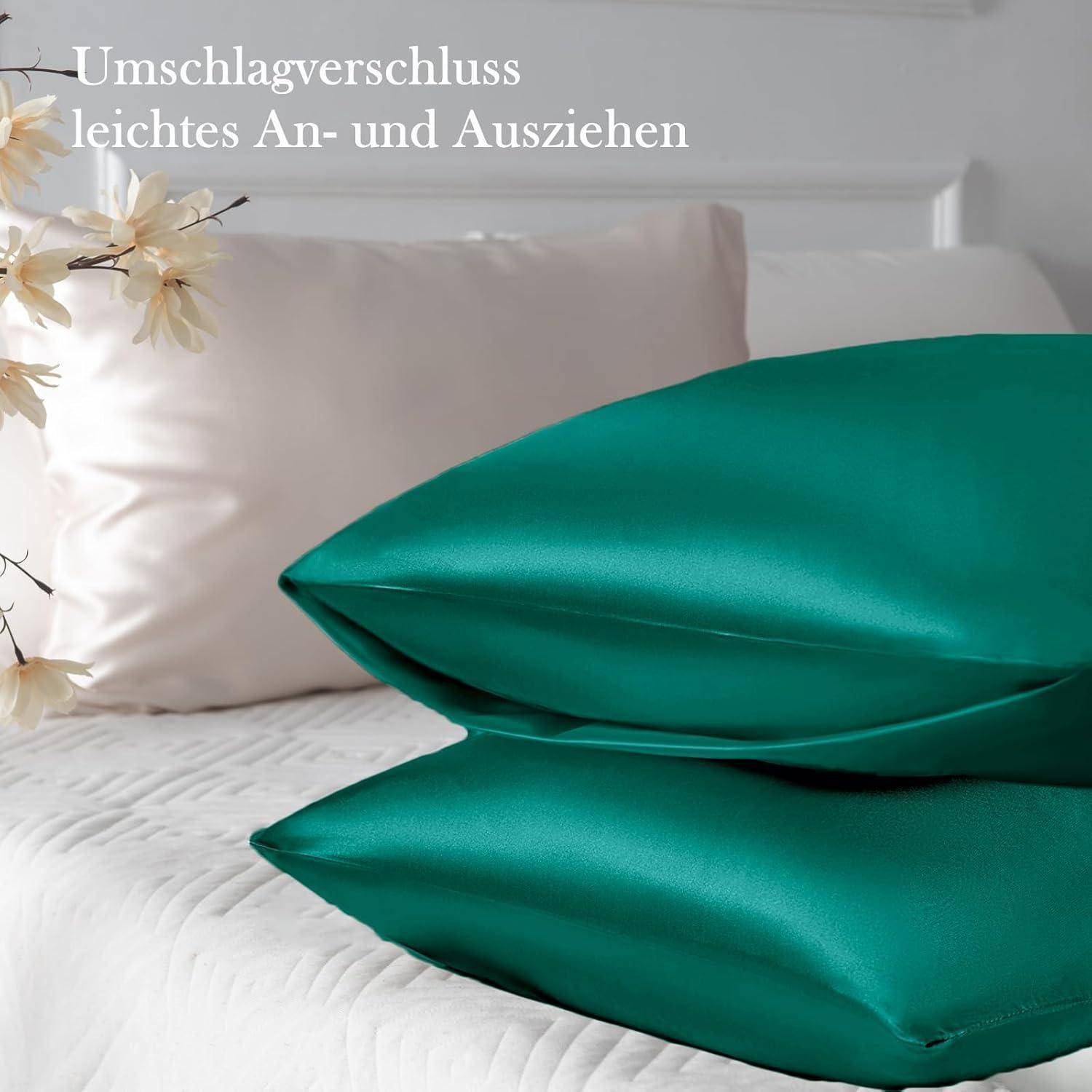 Grünes Kissen mit Umschlagverschluss auf einem plüschigen weißen Sofa. Text lautet: 'Umschlagverschluss leichtes An- und Ausziehen.
