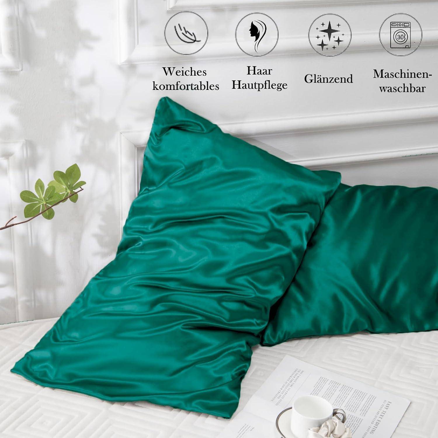Ein petrolblauer Seidensatin-Kissenbezug auf einem Bett, hervorgehoben mit Icons und Text darüber, die 