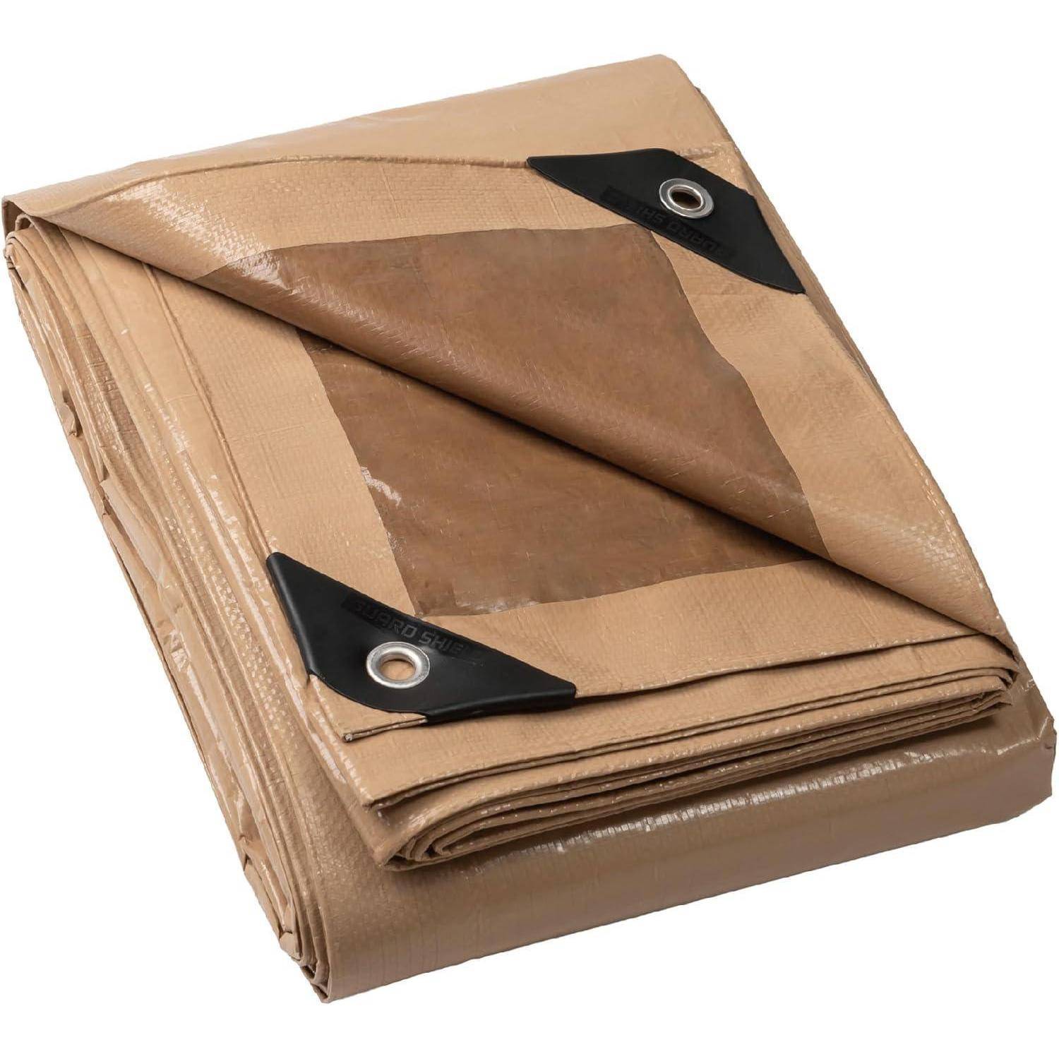 Eine gefaltete braune Plane mit verstärkten schwarzen Ecken und Metallösen, die eine robuste Textur und praktisches Design für Schutz zeigt.