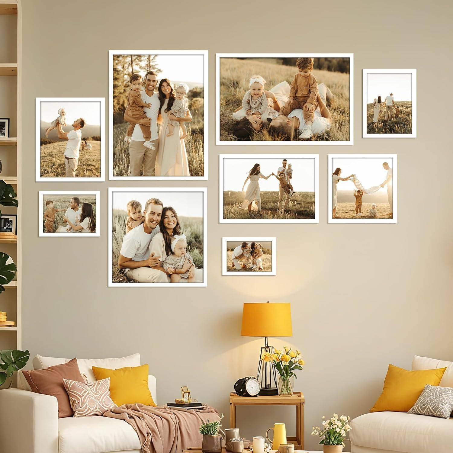 Familienfoto-Galerie an einer Wand, die verschiedene Momente einer Familie bei Outdoor-Aktivitäten und fröhlichen Interaktionen zeigt.