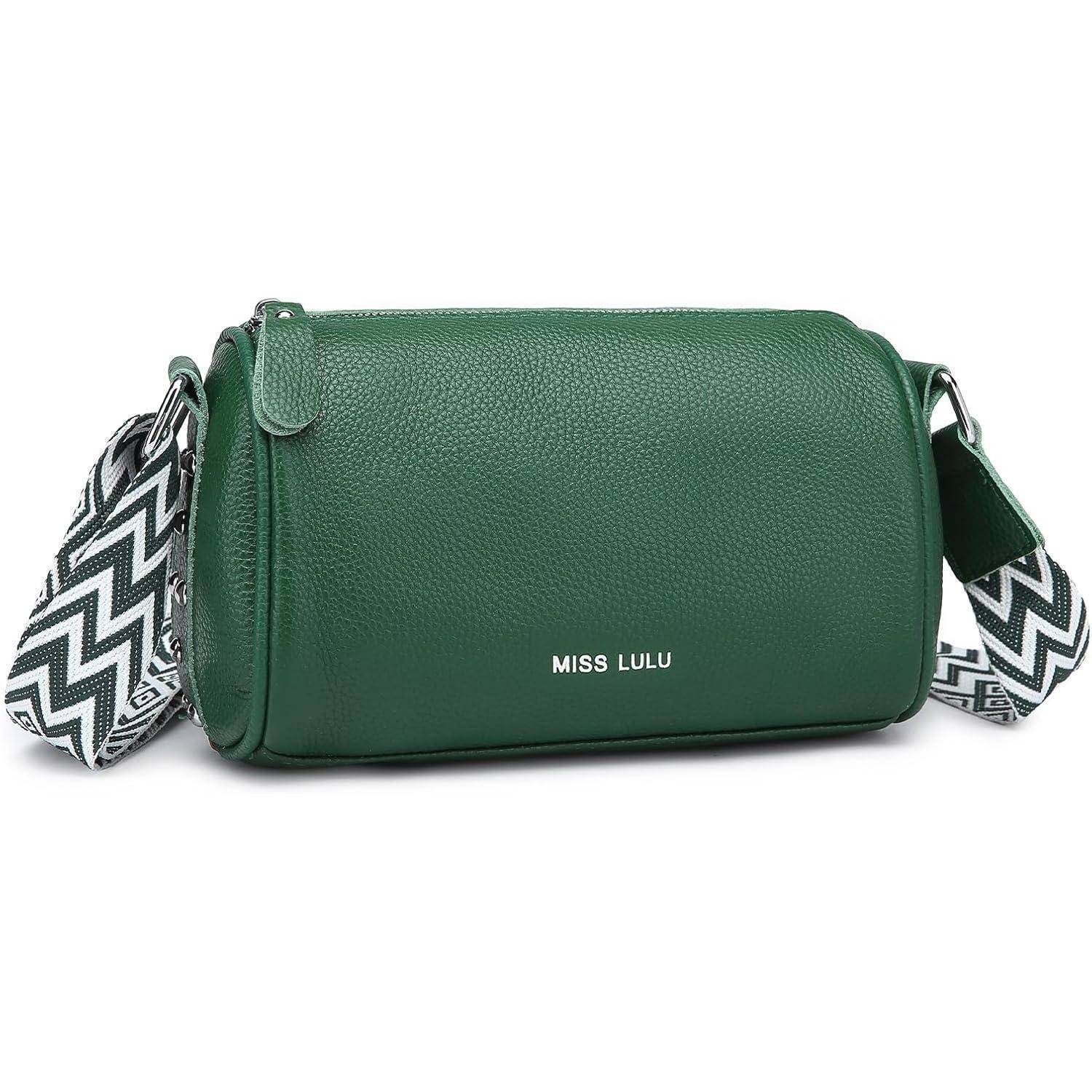 Grüne zylindrische Handtasche mit 'Miss Lulu' Schriftzug, ausgestattet mit einem Schulterriemen im Zickzackmuster und silberfarbener Beschlägen.
