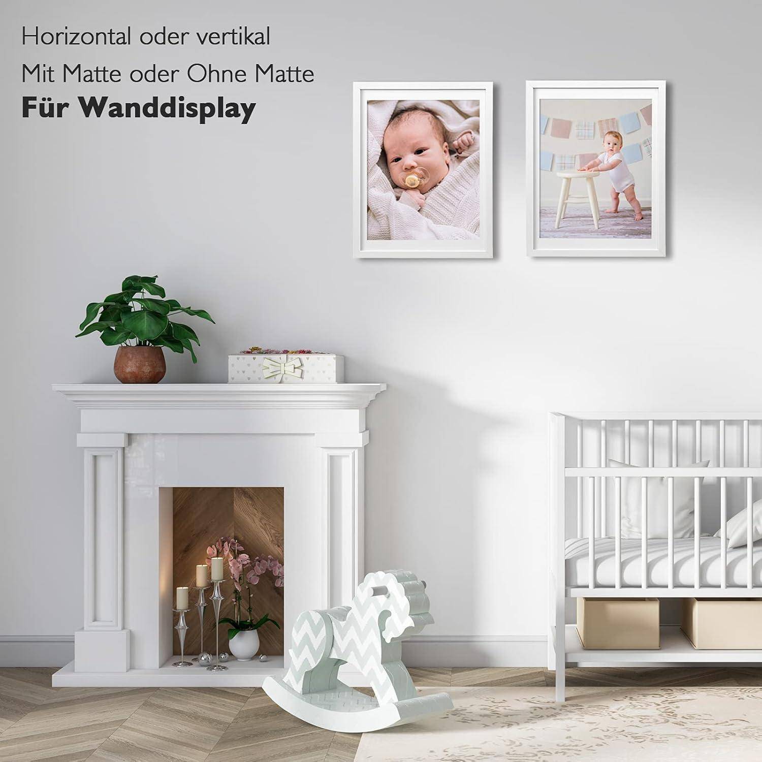 Ein Kinderzimmer mit einem weißen Kamin, zwei gerahmten Babyfotos an der Wand, einem Kinderbett, einer Pflanze und einem Schaukelpferd