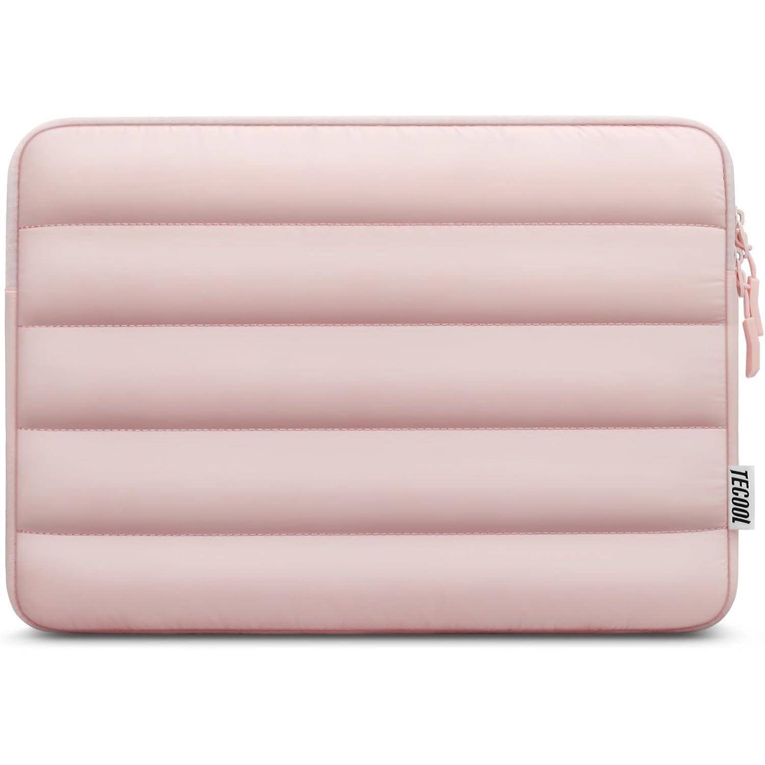 Rosa gepolsterte Laptop-Hülle mit horizontaler Steppdesign und Reißverschluss auf der rechten Seite.