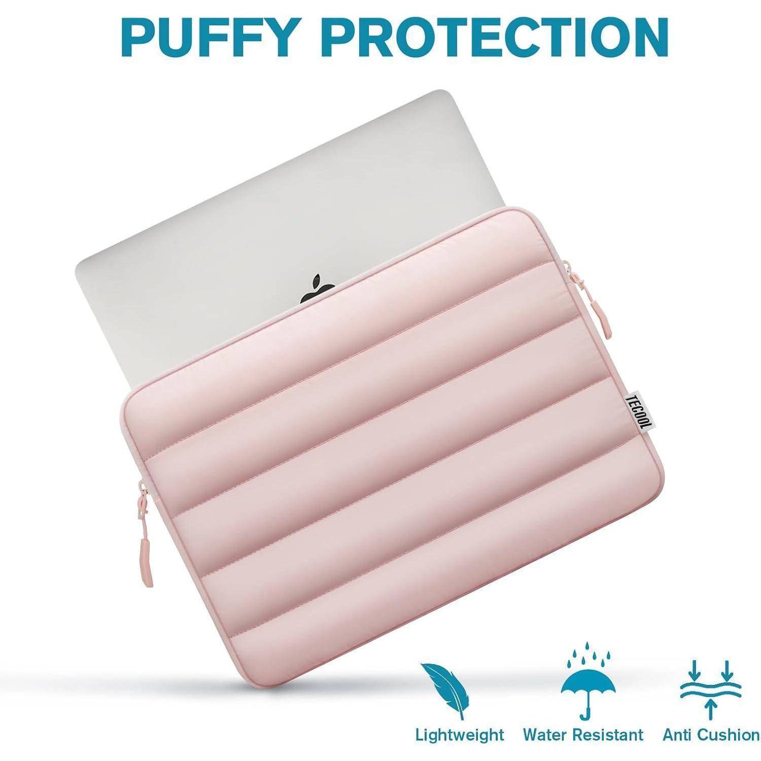 Weicher rosa Laptop-Sleeve bedeckt teilweise einen Laptop und zeigt den Text 'PUFFY PROTECTION'. Icons darunter heben hervor 'Leichtgewicht', 'Wasserabweisend' und 'Anti-Polsterung'.