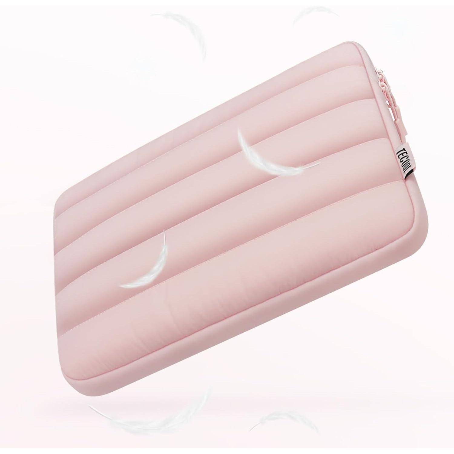 Eine rosa gepolsterte Laptoptasche mit vertikalen Stichlinien und einem Reißverschluss oben, vor einem weißen Hintergrund mit schwebenden Federn.