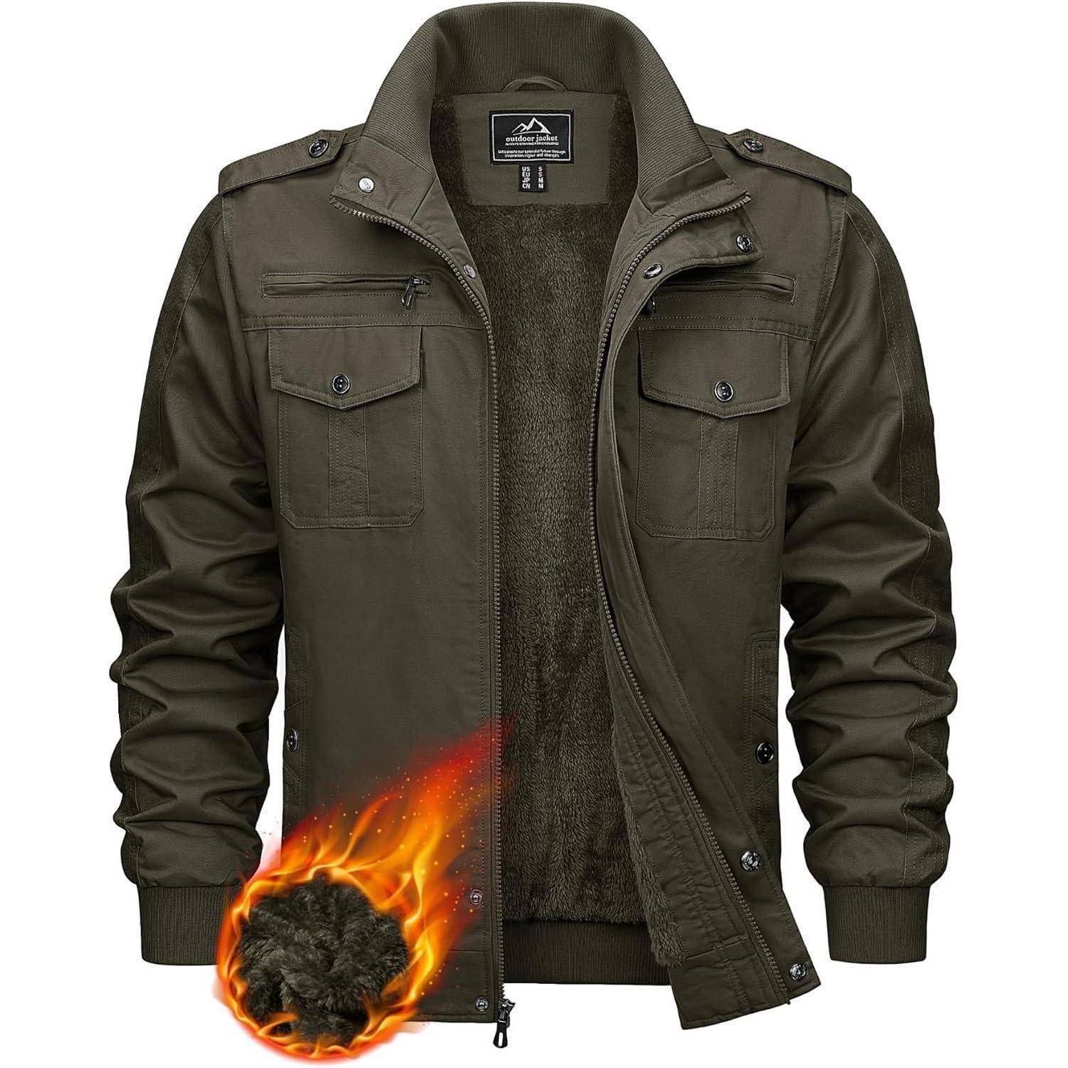Eine grüne, isolierte Jacke mit Fleecefutter und mehreren Vordertaschen wird präsentiert, mit einem Flammengrafik-Element, das Wärme symbolisiert.