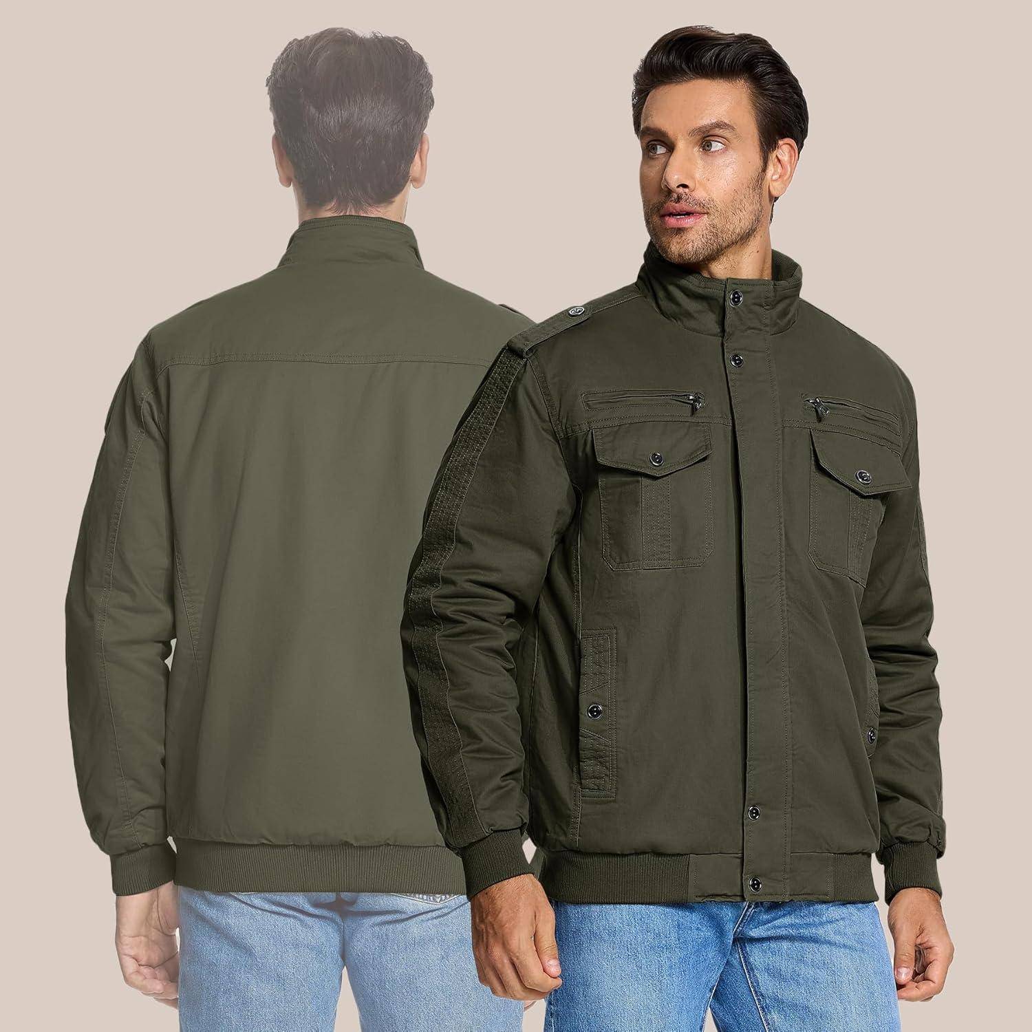 Ein Mann trägt eine dunkelgrüne Jacke und steht nach vorne gerichtet, mit einer weiteren Ansicht, die die Rückseite der Jacke zeigt. Blasser Hintergrund.